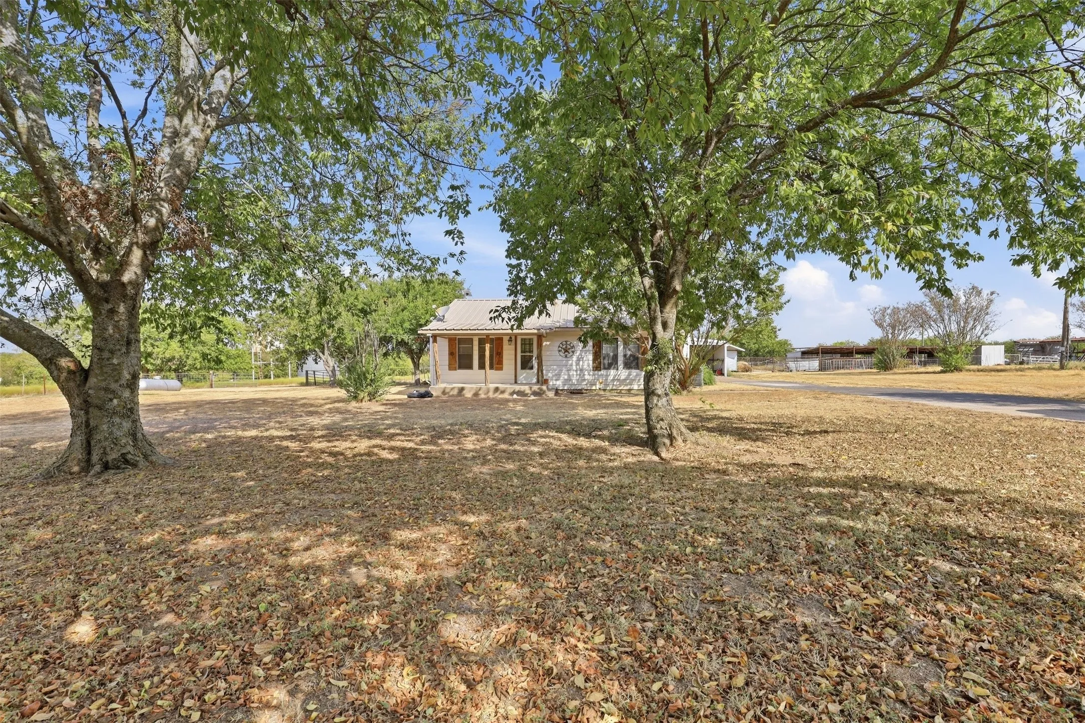 Single Family Residence For Sale in Johnson County , 681 County Road 1102, Rio Vista, Texas 76093, 3 Bedroom, 2 Bathroom, Garage spaces, 1,479 Sqft, built in 1955, mls#21388019, Real Estate Agent in Rio Vista, Homes For Sale in Johnson county, Homes For Sale in Rio Vista, Realtor in Rio Vista Texas, Real Estate Brokerage Independent Realty Texas, Luminita Cordes Realtor