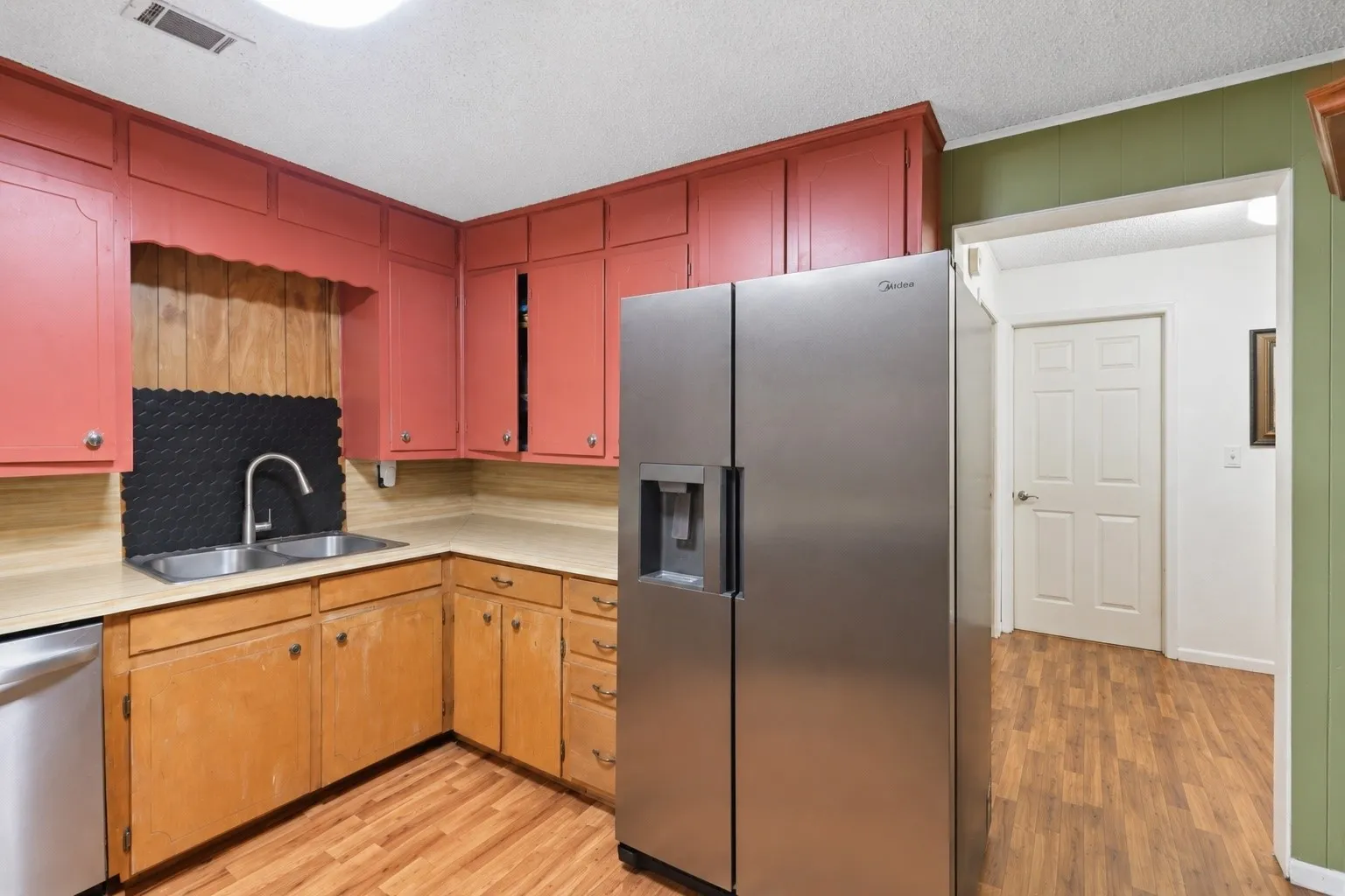 Single Family Residence For Sale in Johnson County , 681 County Road 1102, Rio Vista, Texas 76093, 3 Bedroom, 2 Bathroom, Garage spaces, 1,479 Sqft, built in 1955, mls#21388019, Real Estate Agent in Rio Vista, Homes For Sale in Johnson county, Homes For Sale in Rio Vista, Realtor in Rio Vista Texas, Real Estate Brokerage Independent Realty Texas, Luminita Cordes Realtor