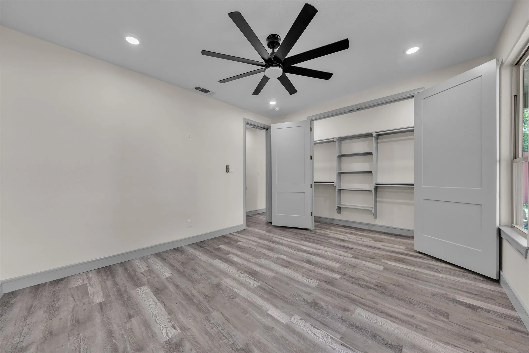 Single Family Residence For Sale in Tarrant County , 2740 Canton Drive, Fort Worth, Texas 76112, 3 Bedroom, 2 Bathroom, Garage spaces, 1,913 Sqft, built in 1946, mls#21390796, Real Estate Agent in Fort Worth, Homes For Sale in Tarrant county, Homes For Sale in Fort Worth, Realtor in Fort Worth Texas, Real Estate Brokerage Independent Realty Texas, Luminita Cordes Realtor