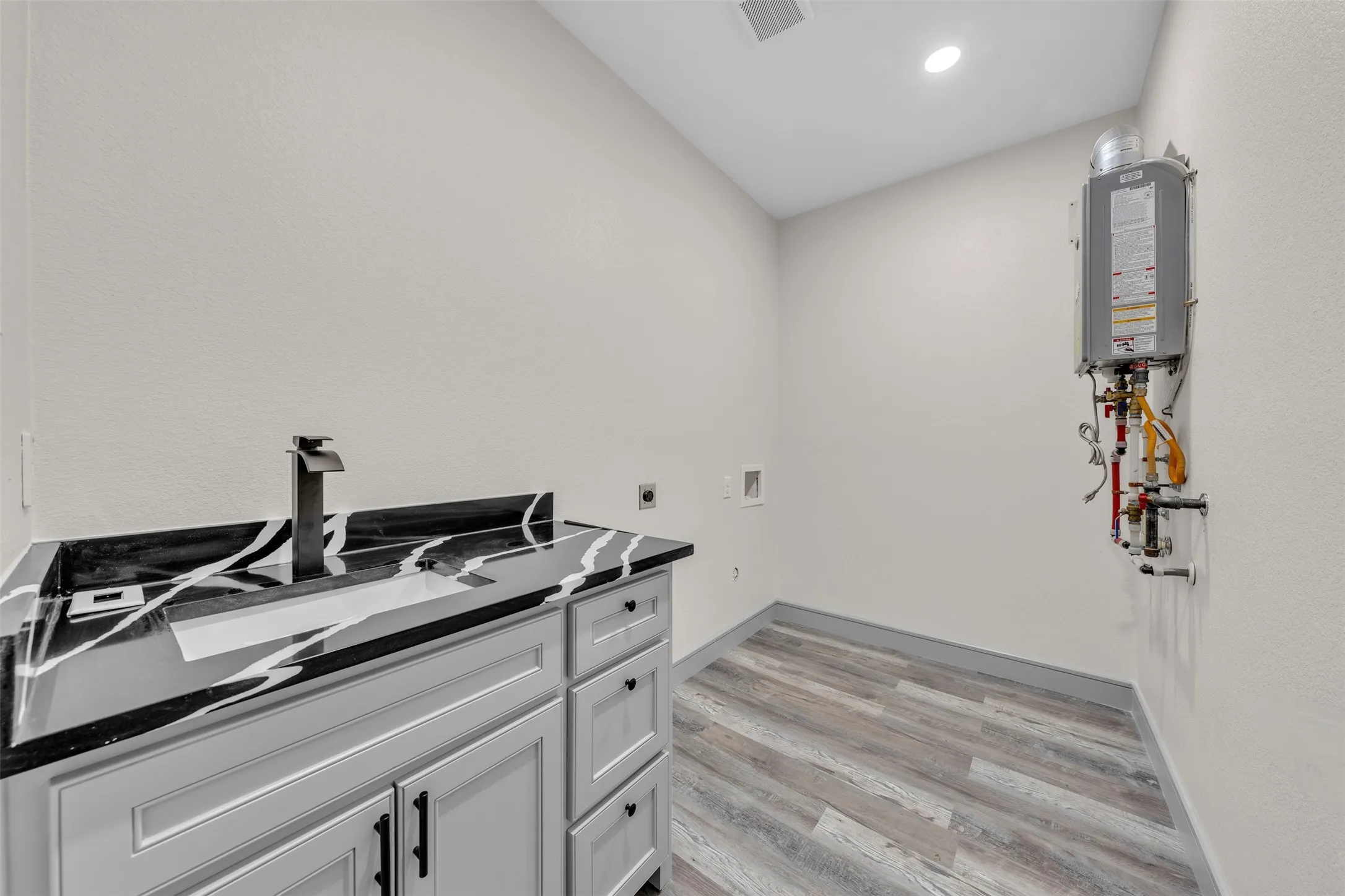 Single Family Residence For Sale in Tarrant County , 2740 Canton Drive, Fort Worth, Texas 76112, 3 Bedroom, 2 Bathroom, Garage spaces, 1,913 Sqft, built in 1946, mls#21390796, Real Estate Agent in Fort Worth, Homes For Sale in Tarrant county, Homes For Sale in Fort Worth, Realtor in Fort Worth Texas, Real Estate Brokerage Independent Realty Texas, Luminita Cordes Realtor