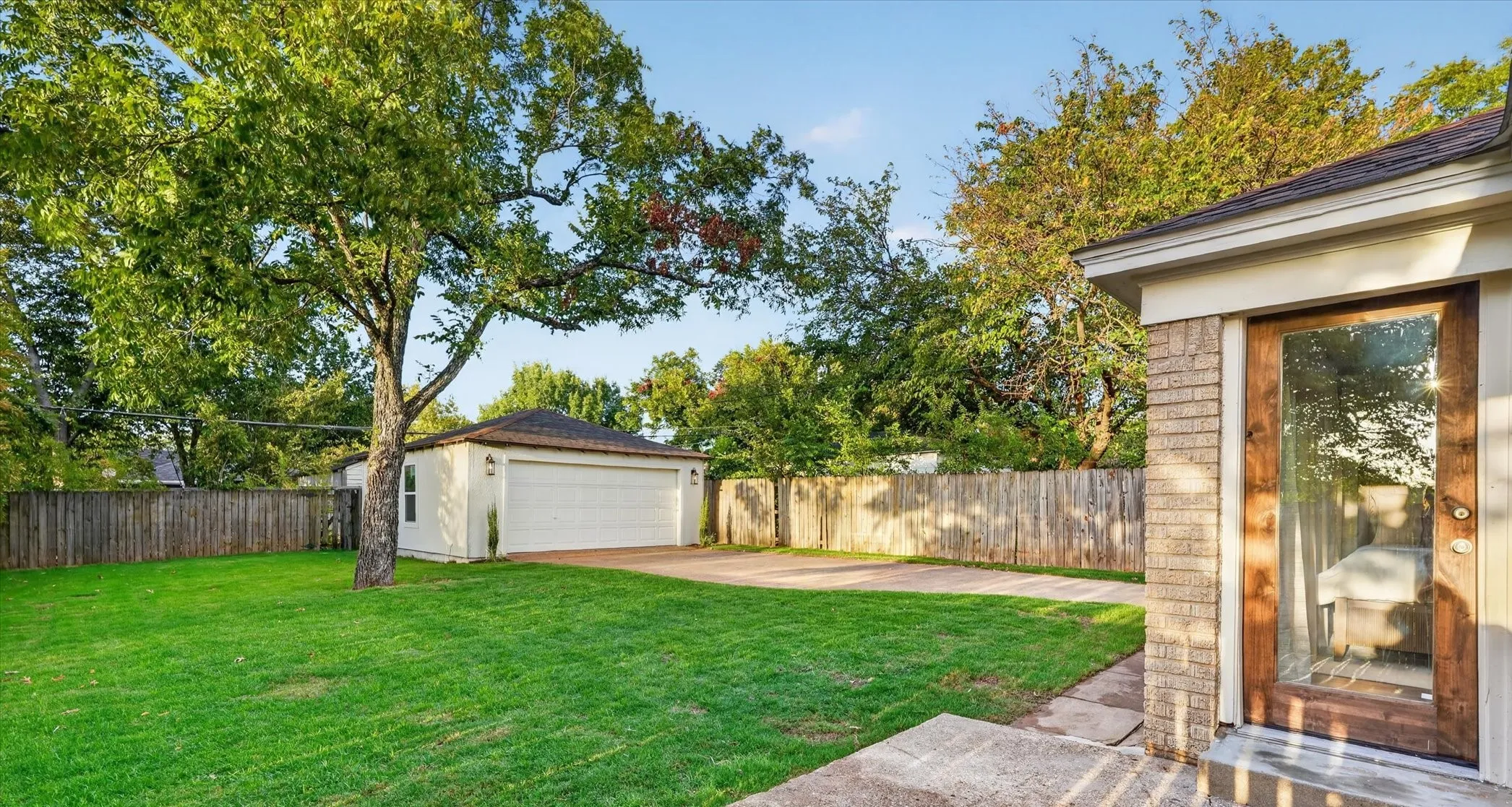 Single Family Residence For Sale in Dallas County , 3323 Ivandell Avenue, Dallas, Texas 75211, 3 Bedroom, 2 Bathroom, 2 Garage spaces, 1,280 Sqft, built in 1948, mls#21389682, Real Estate Agent in Dallas, Homes For Sale in Dallas county, Homes For Sale in Dallas, Realtor in Dallas Texas, Real Estate Brokerage Independent Realty Texas, Luminita Cordes Realtor