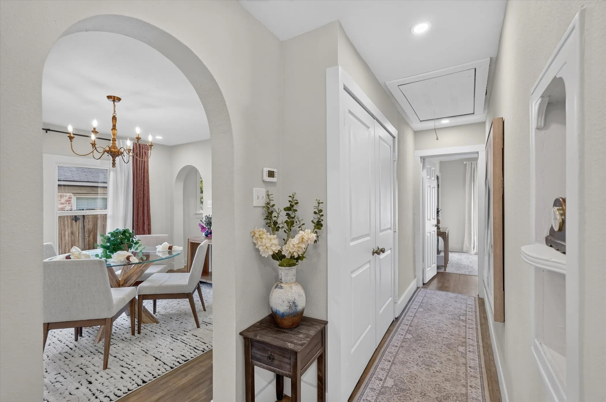 Single Family Residence For Sale in Dallas County , 3323 Ivandell Avenue, Dallas, Texas 75211, 3 Bedroom, 2 Bathroom, 2 Garage spaces, 1,280 Sqft, built in 1948, mls#21389682, Real Estate Agent in Dallas, Homes For Sale in Dallas county, Homes For Sale in Dallas, Realtor in Dallas Texas, Real Estate Brokerage Independent Realty Texas, Luminita Cordes Realtor