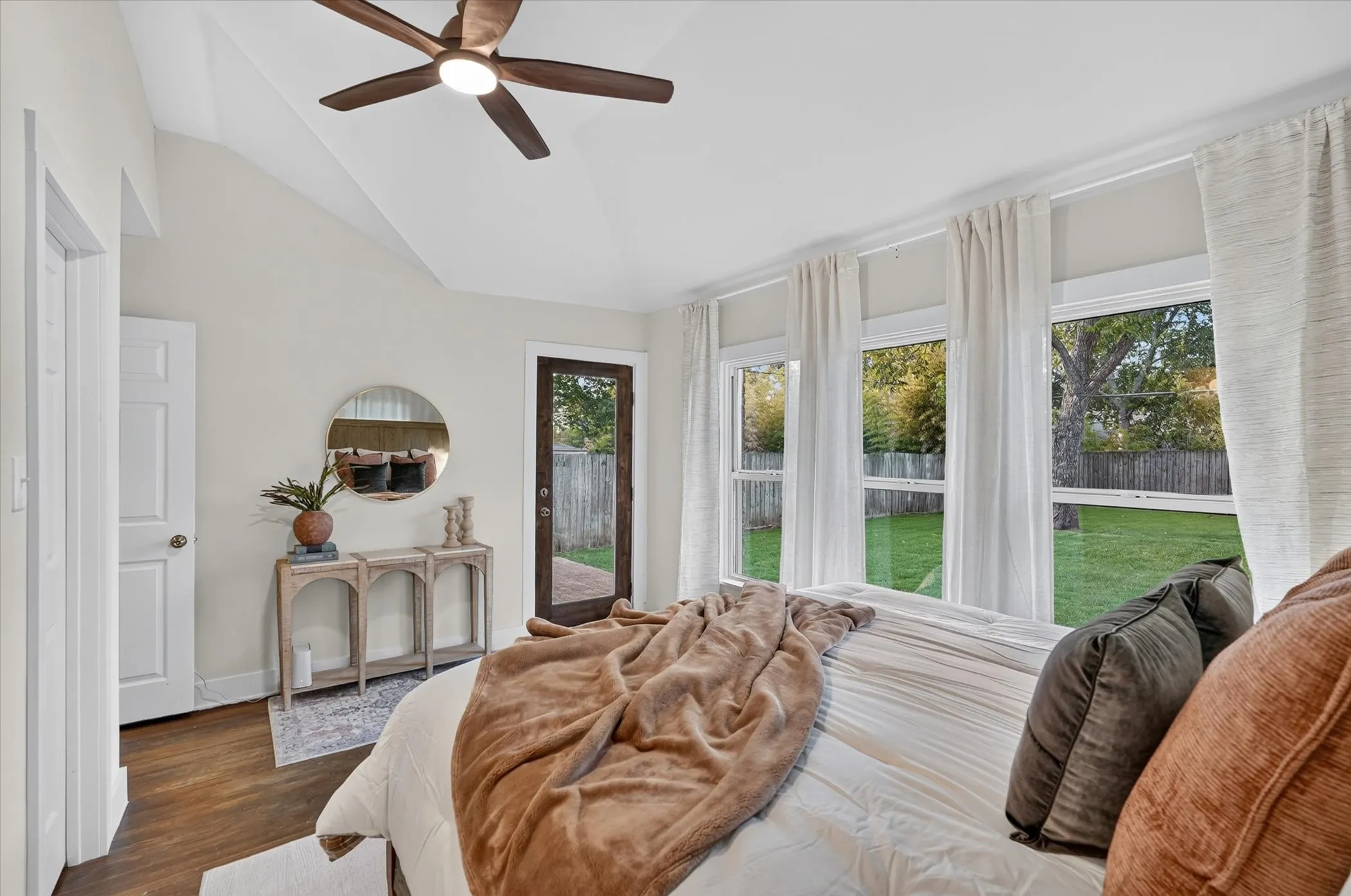 Single Family Residence For Sale in Dallas County , 3323 Ivandell Avenue, Dallas, Texas 75211, 3 Bedroom, 2 Bathroom, 2 Garage spaces, 1,280 Sqft, built in 1948, mls#21389682, Real Estate Agent in Dallas, Homes For Sale in Dallas county, Homes For Sale in Dallas, Realtor in Dallas Texas, Real Estate Brokerage Independent Realty Texas, Luminita Cordes Realtor