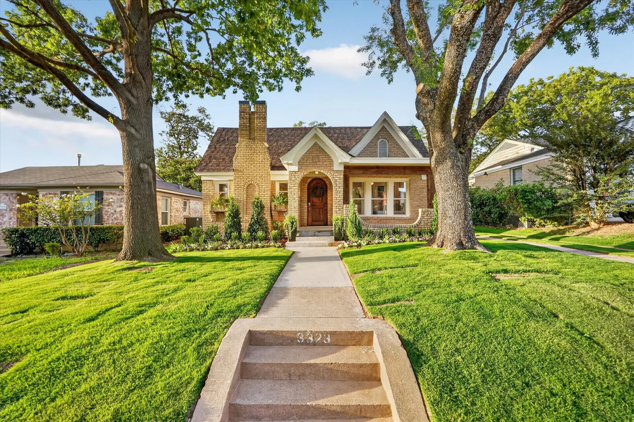 Single Family Residence For Sale in Dallas County , 3323 Ivandell Avenue, Dallas, Texas 75211, 3 Bedroom, 2 Bathroom, 2 Garage spaces, 1,280 Sqft, built in 1948, mls#21389682, Real Estate Agent in Dallas, Homes For Sale in Dallas county, Homes For Sale in Dallas, Realtor in Dallas Texas, Real Estate Brokerage Independent Realty Texas, Luminita Cordes Realtor