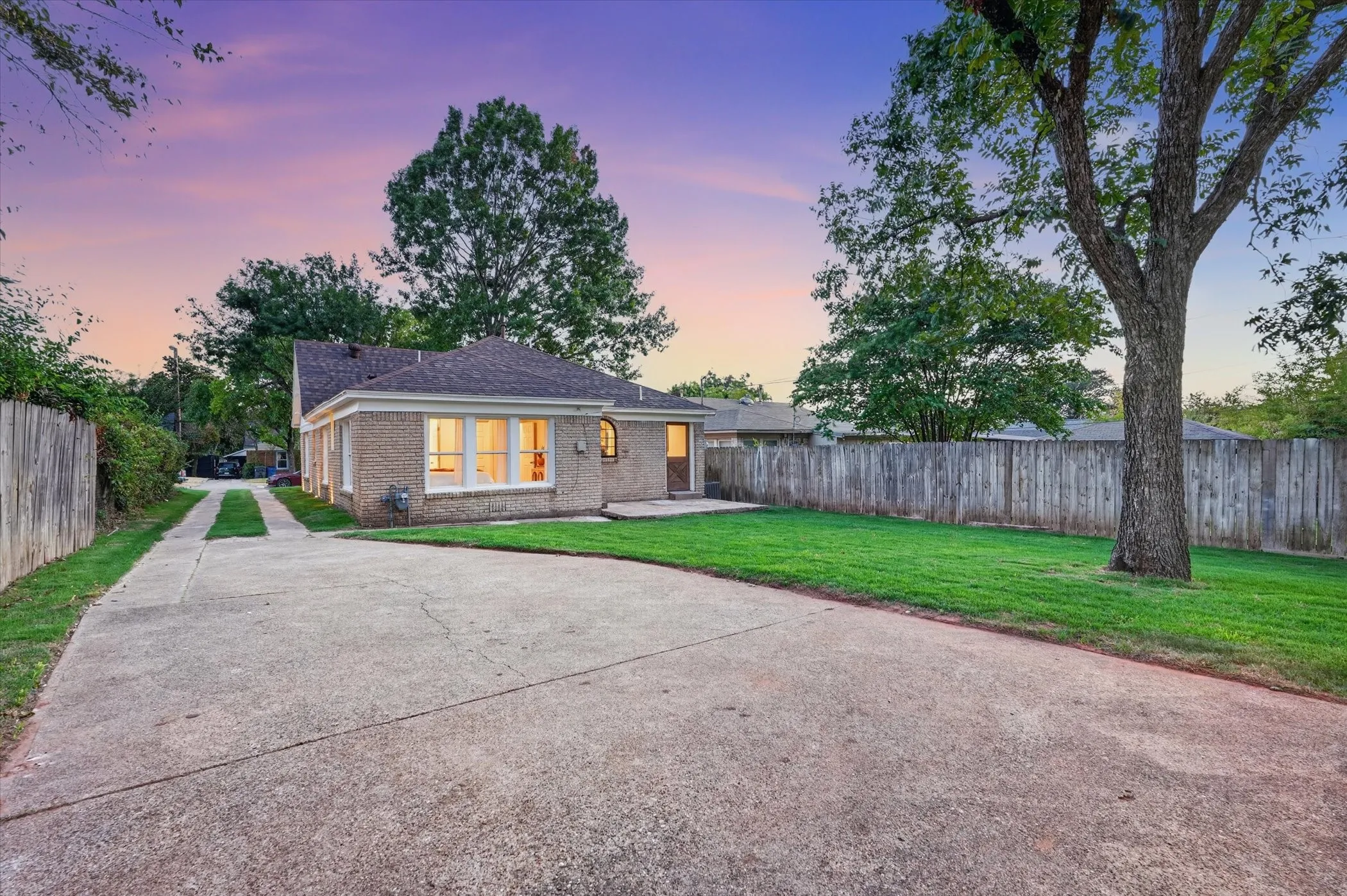 Single Family Residence For Sale in Dallas County , 3323 Ivandell Avenue, Dallas, Texas 75211, 3 Bedroom, 2 Bathroom, 2 Garage spaces, 1,280 Sqft, built in 1948, mls#21389682, Real Estate Agent in Dallas, Homes For Sale in Dallas county, Homes For Sale in Dallas, Realtor in Dallas Texas, Real Estate Brokerage Independent Realty Texas, Luminita Cordes Realtor