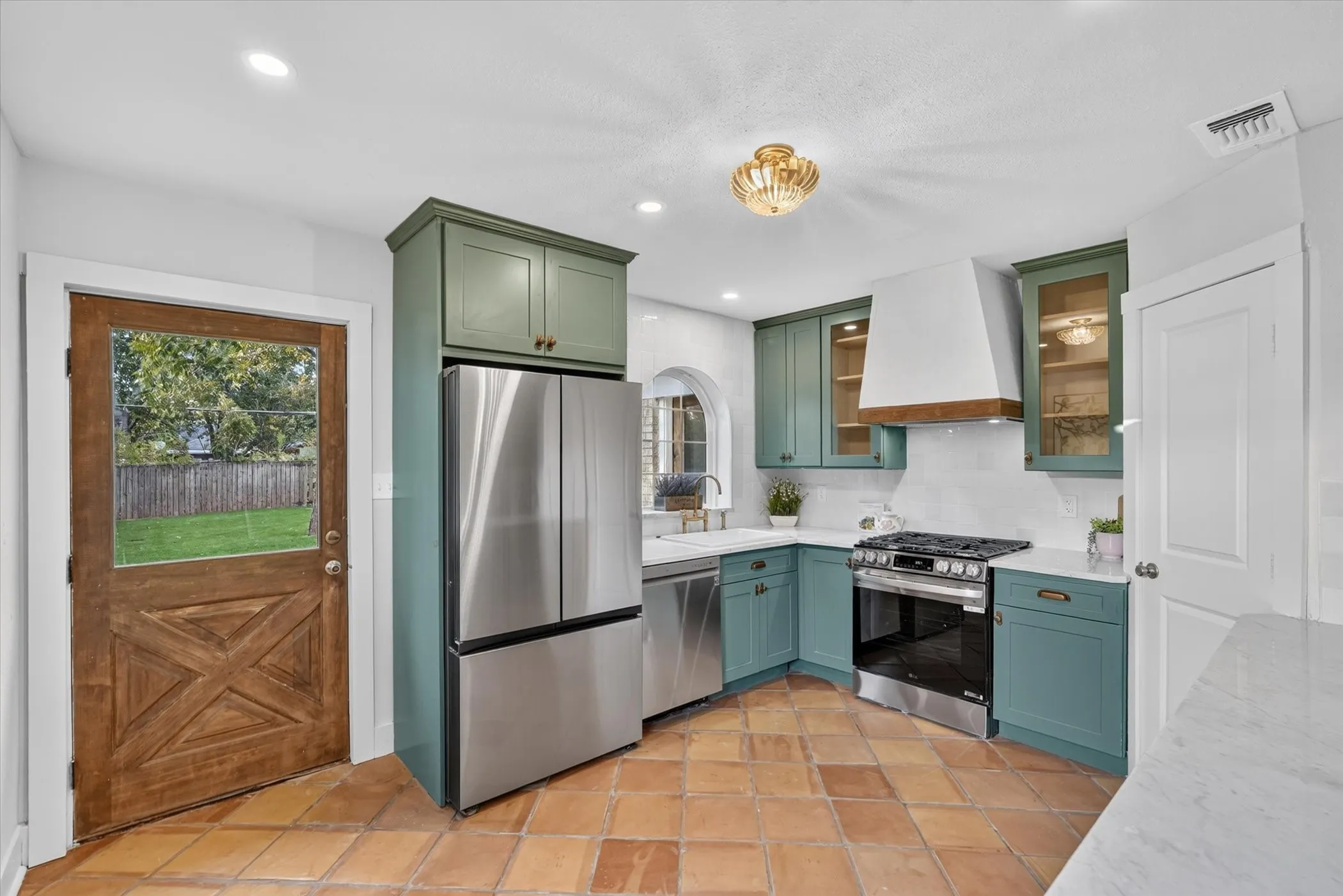 Single Family Residence For Sale in Dallas County , 3323 Ivandell Avenue, Dallas, Texas 75211, 3 Bedroom, 2 Bathroom, 2 Garage spaces, 1,280 Sqft, built in 1948, mls#21389682, Real Estate Agent in Dallas, Homes For Sale in Dallas county, Homes For Sale in Dallas, Realtor in Dallas Texas, Real Estate Brokerage Independent Realty Texas, Luminita Cordes Realtor