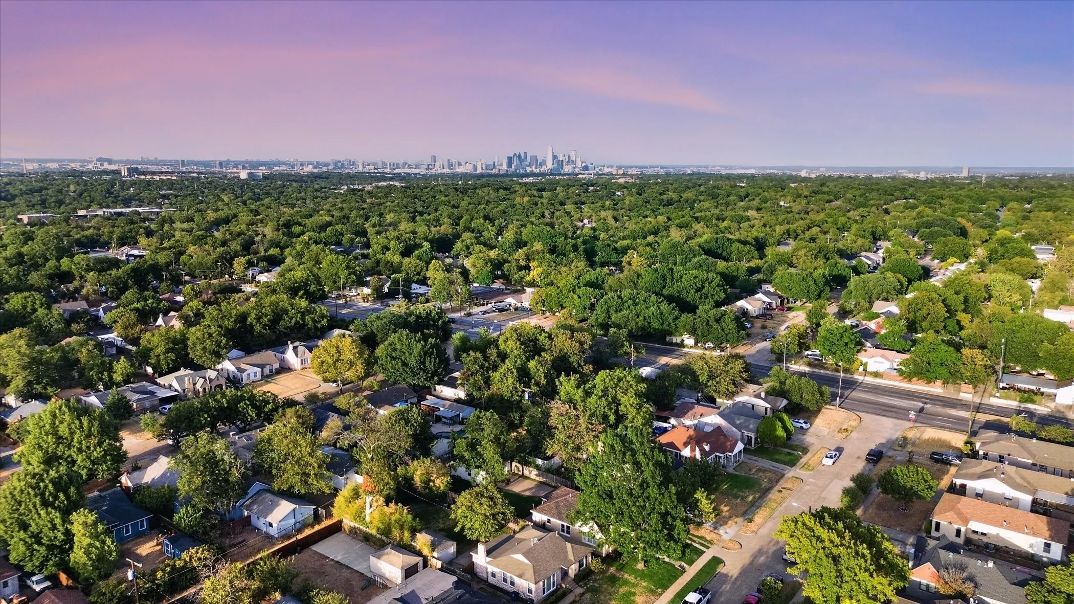 Single Family Residence For Sale in Dallas County , 3323 Ivandell Avenue, Dallas, Texas 75211, 3 Bedroom, 2 Bathroom, 2 Garage spaces, 1,280 Sqft, built in 1948, mls#21389682, Real Estate Agent in Dallas, Homes For Sale in Dallas county, Homes For Sale in Dallas, Realtor in Dallas Texas, Real Estate Brokerage Independent Realty Texas, Luminita Cordes Realtor