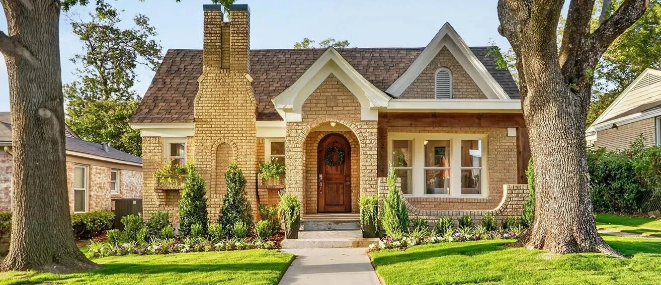 Single Family Residence For Sale in Dallas County , 3323 Ivandell Avenue, Dallas, Texas 75211, 3 Bedroom, 2 Bathroom, 2 Garage spaces, 1,280 Sqft, built in 1948, mls#21389682, Real Estate Agent in Dallas, Homes For Sale in Dallas county, Homes For Sale in Dallas, Realtor in Dallas Texas, Real Estate Brokerage Independent Realty Texas, Luminita Cordes Realtor