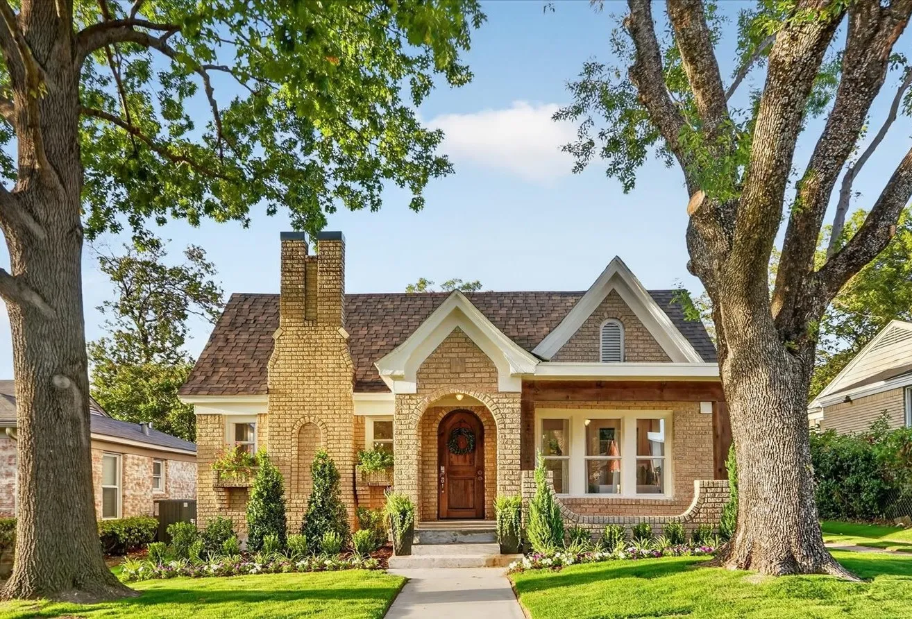 Single Family Residence For Sale in Dallas County , 3323 Ivandell Avenue, Dallas, Texas 75211, 3 Bedroom, 2 Bathroom, 2 Garage spaces, 1,280 Sqft, built in 1948, mls#21389682, Real Estate Agent in Dallas, Homes For Sale in Dallas county, Homes For Sale in Dallas, Realtor in Dallas Texas, Real Estate Brokerage Independent Realty Texas, Luminita Cordes Realtor