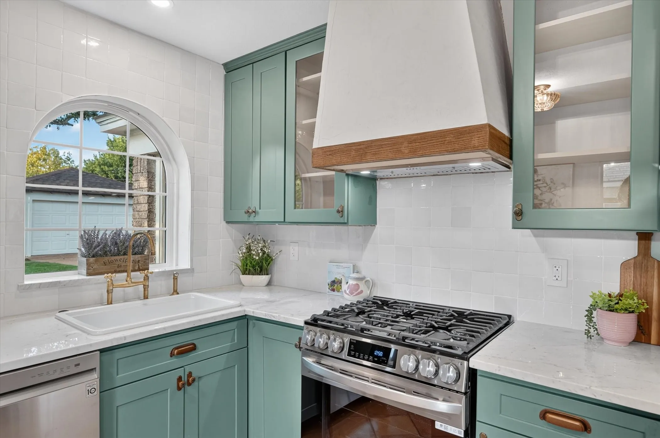 Single Family Residence For Sale in Dallas County , 3323 Ivandell Avenue, Dallas, Texas 75211, 3 Bedroom, 2 Bathroom, 2 Garage spaces, 1,280 Sqft, built in 1948, mls#21389682, Real Estate Agent in Dallas, Homes For Sale in Dallas county, Homes For Sale in Dallas, Realtor in Dallas Texas, Real Estate Brokerage Independent Realty Texas, Luminita Cordes Realtor