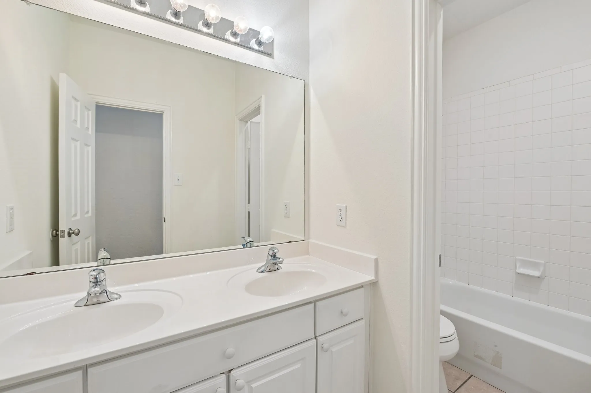 Single Family Residence For Sale in Dallas County , 1532 Holveck Drive, Cedar Hill, Texas 75104, 4 Bedroom, 2 Bathroom, 2 Garage spaces, 2,296 Sqft, built in 2002, mls#21389889, Real Estate Agent in Cedar Hill, Homes For Sale in Dallas county, Homes For Sale in Cedar Hill, Realtor in Cedar Hill Texas, Real Estate Brokerage Independent Realty Texas, Luminita Cordes Realtor