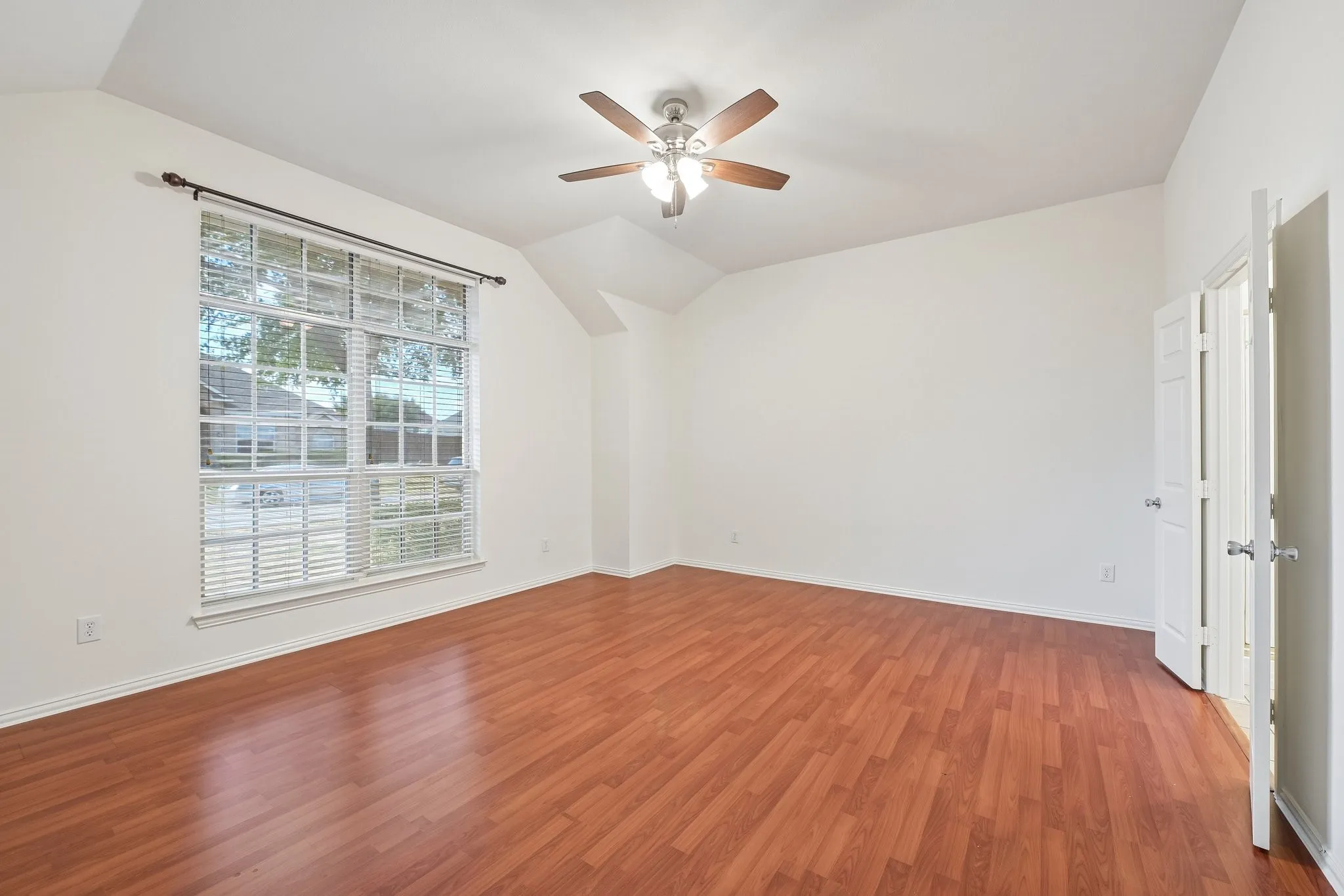 Single Family Residence For Sale in Dallas County , 1532 Holveck Drive, Cedar Hill, Texas 75104, 4 Bedroom, 2 Bathroom, 2 Garage spaces, 2,296 Sqft, built in 2002, mls#21389889, Real Estate Agent in Cedar Hill, Homes For Sale in Dallas county, Homes For Sale in Cedar Hill, Realtor in Cedar Hill Texas, Real Estate Brokerage Independent Realty Texas, Luminita Cordes Realtor