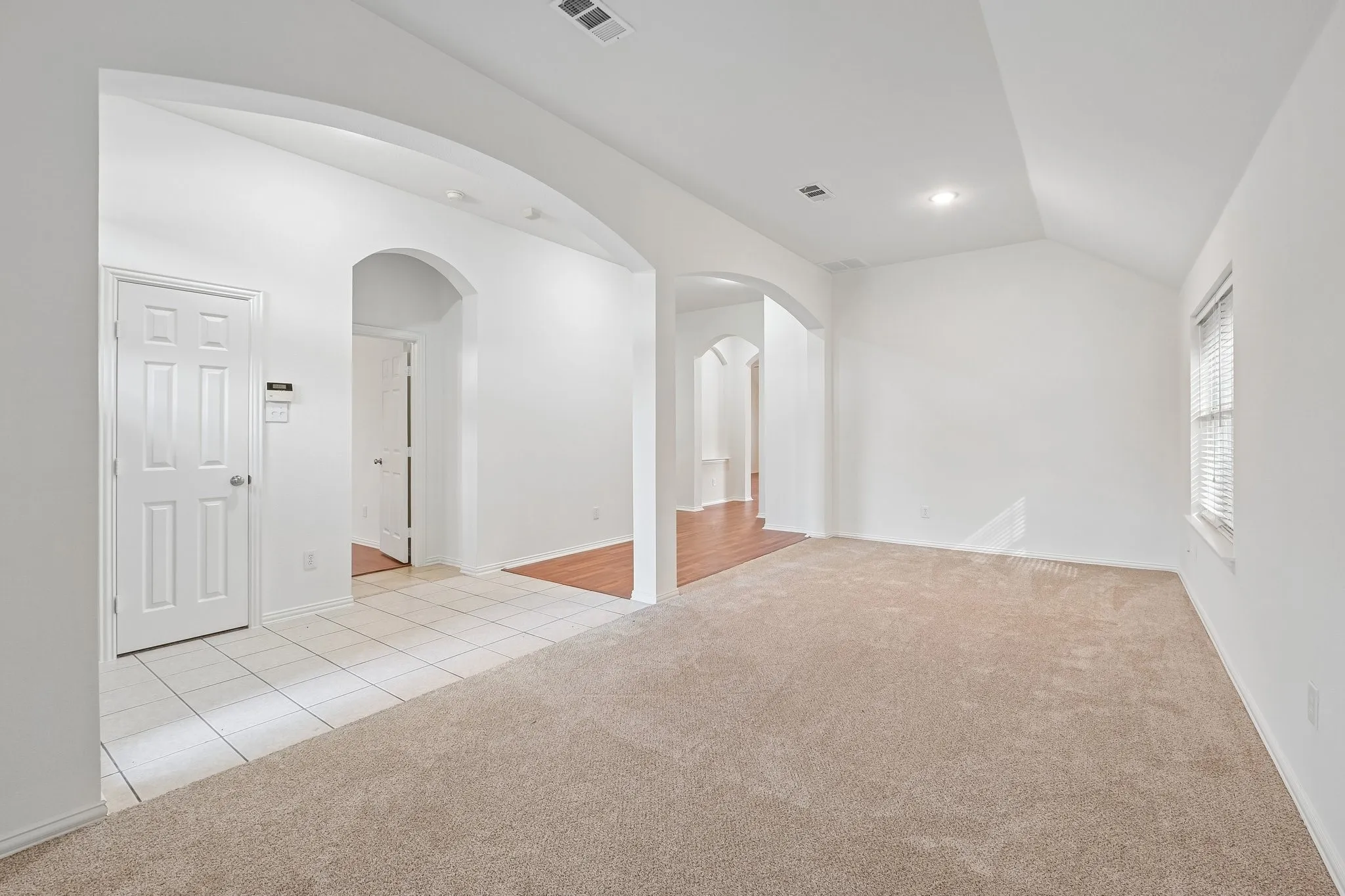Single Family Residence For Sale in Dallas County , 1532 Holveck Drive, Cedar Hill, Texas 75104, 4 Bedroom, 2 Bathroom, 2 Garage spaces, 2,296 Sqft, built in 2002, mls#21389889, Real Estate Agent in Cedar Hill, Homes For Sale in Dallas county, Homes For Sale in Cedar Hill, Realtor in Cedar Hill Texas, Real Estate Brokerage Independent Realty Texas, Luminita Cordes Realtor