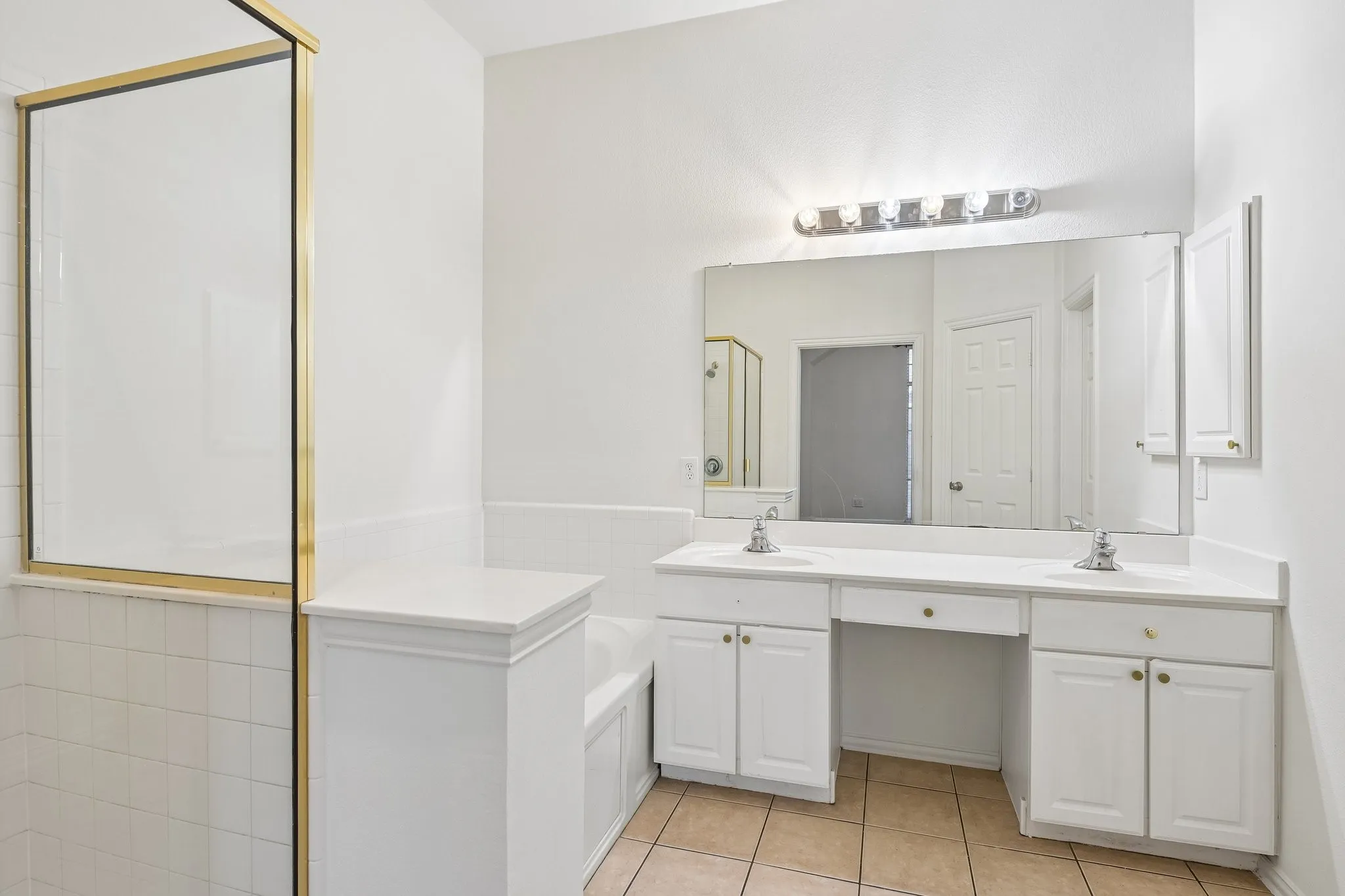 Single Family Residence For Sale in Dallas County , 1532 Holveck Drive, Cedar Hill, Texas 75104, 4 Bedroom, 2 Bathroom, 2 Garage spaces, 2,296 Sqft, built in 2002, mls#21389889, Real Estate Agent in Cedar Hill, Homes For Sale in Dallas county, Homes For Sale in Cedar Hill, Realtor in Cedar Hill Texas, Real Estate Brokerage Independent Realty Texas, Luminita Cordes Realtor