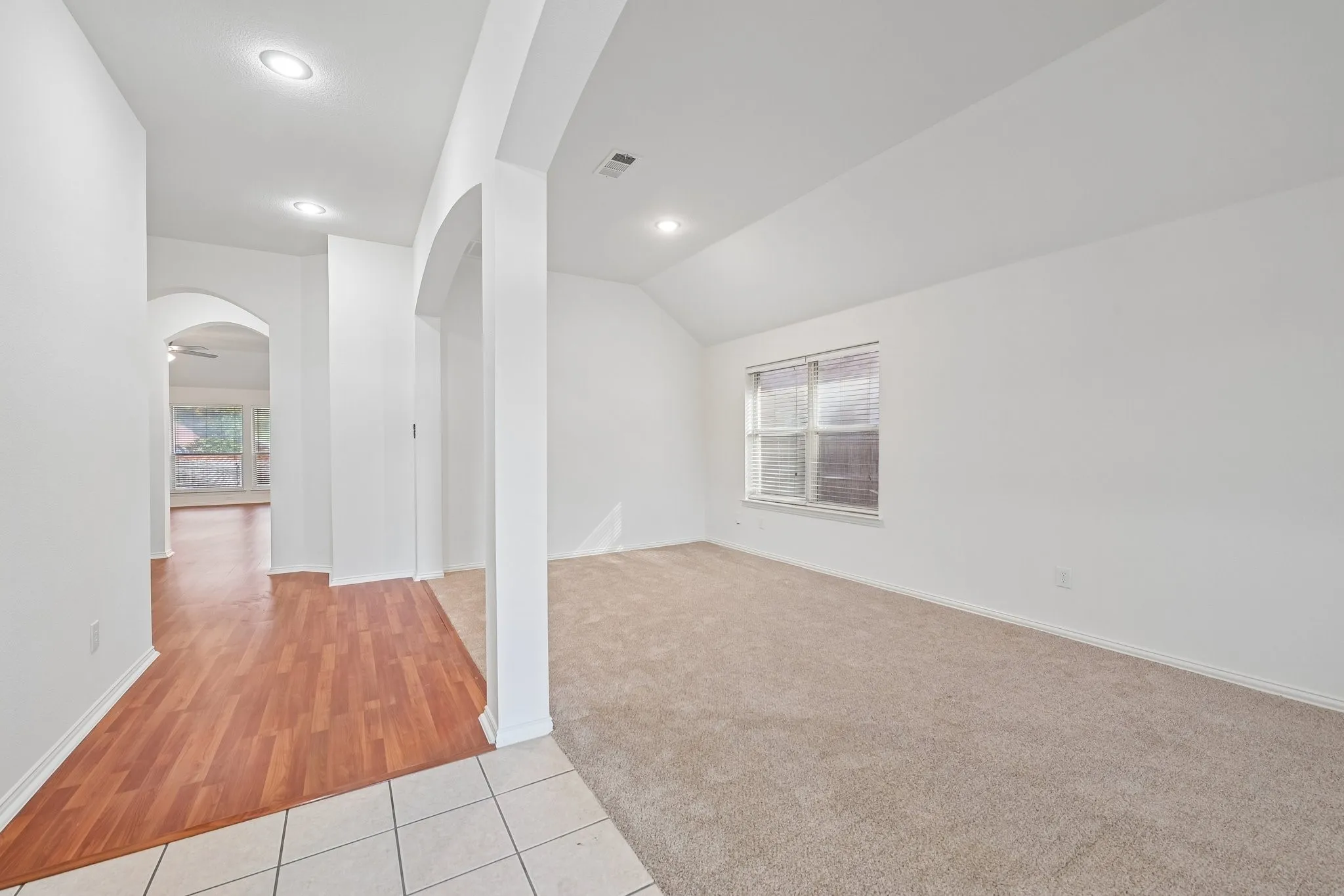 Single Family Residence For Sale in Dallas County , 1532 Holveck Drive, Cedar Hill, Texas 75104, 4 Bedroom, 2 Bathroom, 2 Garage spaces, 2,296 Sqft, built in 2002, mls#21389889, Real Estate Agent in Cedar Hill, Homes For Sale in Dallas county, Homes For Sale in Cedar Hill, Realtor in Cedar Hill Texas, Real Estate Brokerage Independent Realty Texas, Luminita Cordes Realtor