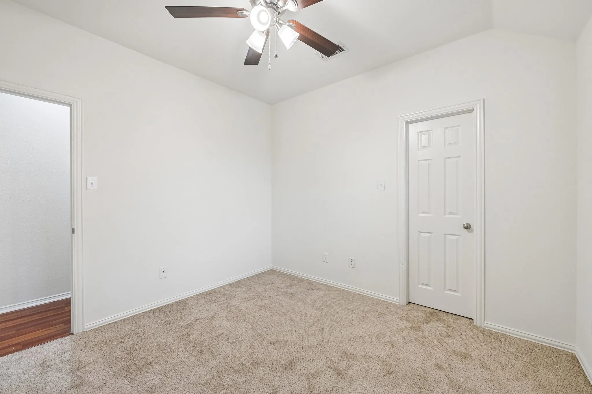 Single Family Residence For Sale in Dallas County , 1532 Holveck Drive, Cedar Hill, Texas 75104, 4 Bedroom, 2 Bathroom, 2 Garage spaces, 2,296 Sqft, built in 2002, mls#21389889, Real Estate Agent in Cedar Hill, Homes For Sale in Dallas county, Homes For Sale in Cedar Hill, Realtor in Cedar Hill Texas, Real Estate Brokerage Independent Realty Texas, Luminita Cordes Realtor