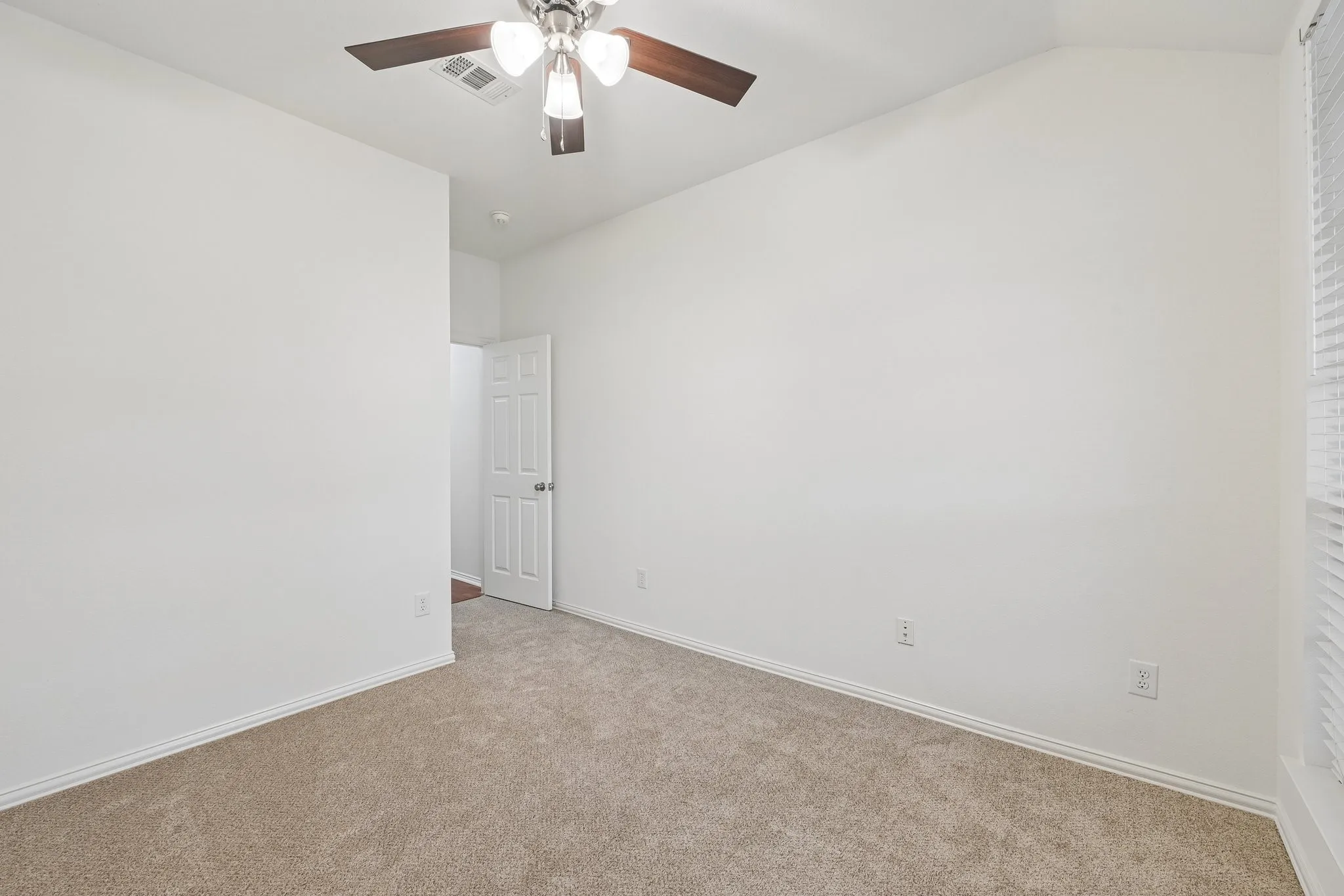 Single Family Residence For Sale in Dallas County , 1532 Holveck Drive, Cedar Hill, Texas 75104, 4 Bedroom, 2 Bathroom, 2 Garage spaces, 2,296 Sqft, built in 2002, mls#21389889, Real Estate Agent in Cedar Hill, Homes For Sale in Dallas county, Homes For Sale in Cedar Hill, Realtor in Cedar Hill Texas, Real Estate Brokerage Independent Realty Texas, Luminita Cordes Realtor