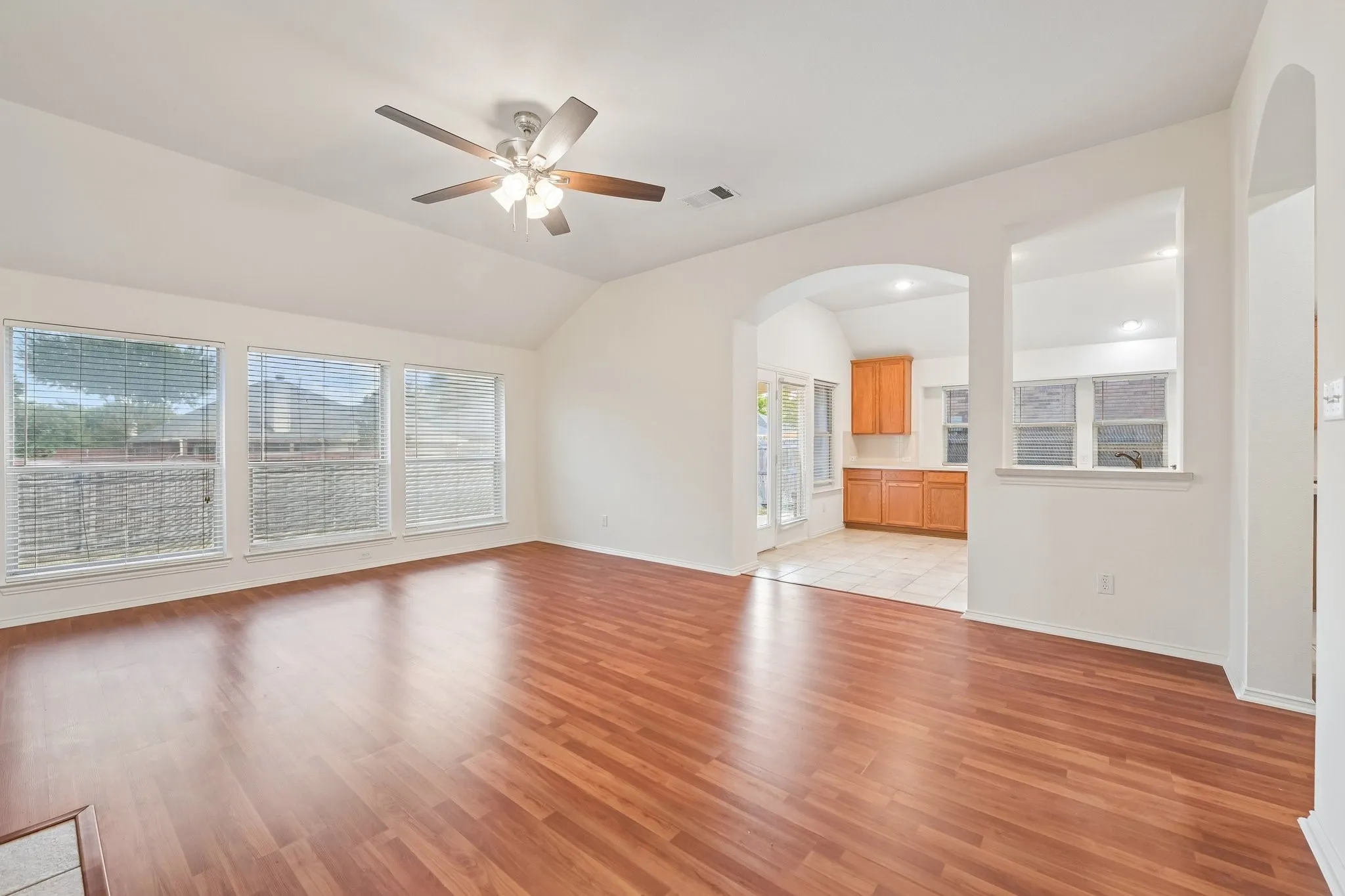 Single Family Residence For Sale in Dallas County , 1532 Holveck Drive, Cedar Hill, Texas 75104, 4 Bedroom, 2 Bathroom, 2 Garage spaces, 2,296 Sqft, built in 2002, mls#21389889, Real Estate Agent in Cedar Hill, Homes For Sale in Dallas county, Homes For Sale in Cedar Hill, Realtor in Cedar Hill Texas, Real Estate Brokerage Independent Realty Texas, Luminita Cordes Realtor