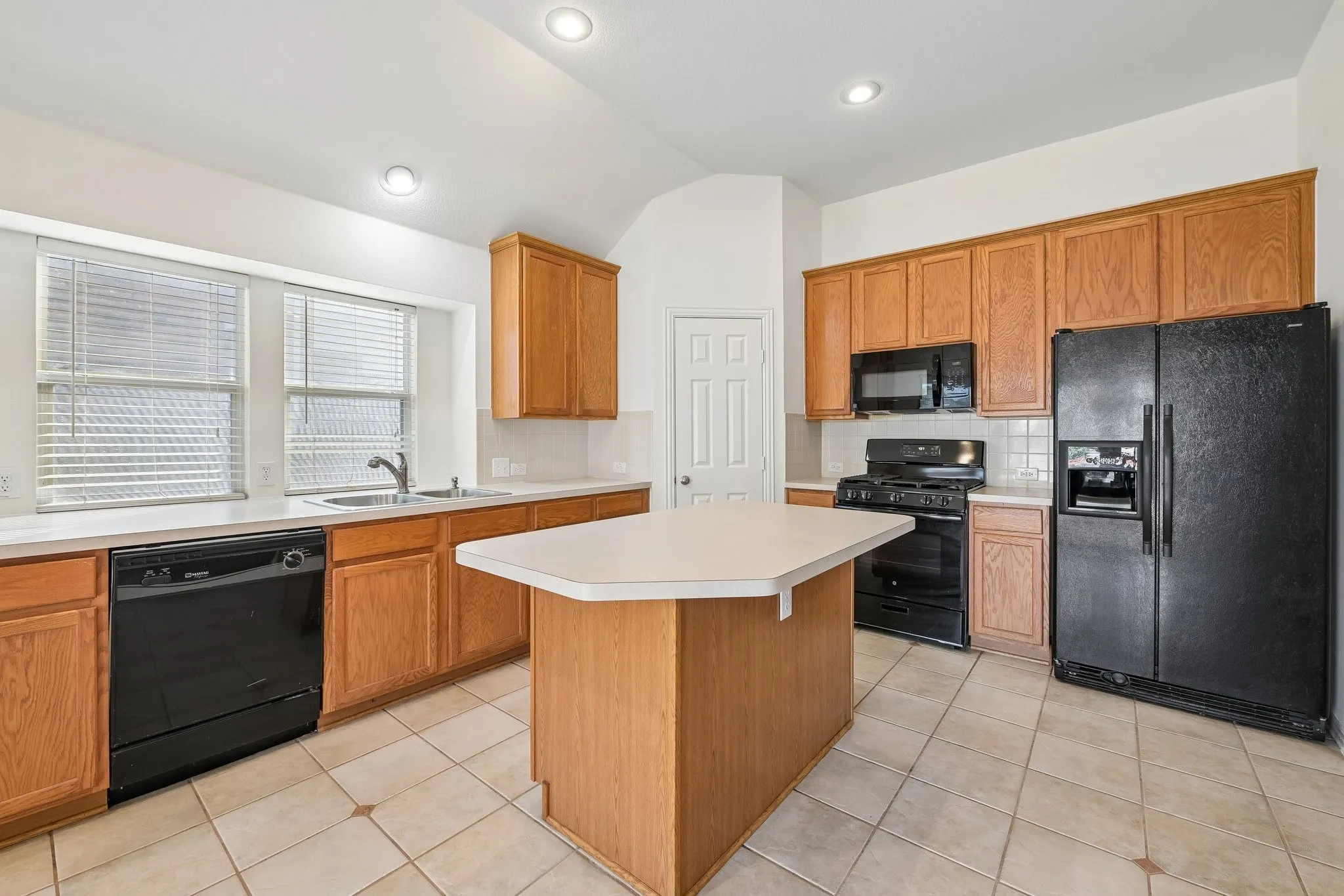 Single Family Residence For Sale in Dallas County , 1532 Holveck Drive, Cedar Hill, Texas 75104, 4 Bedroom, 2 Bathroom, 2 Garage spaces, 2,296 Sqft, built in 2002, mls#21389889, Real Estate Agent in Cedar Hill, Homes For Sale in Dallas county, Homes For Sale in Cedar Hill, Realtor in Cedar Hill Texas, Real Estate Brokerage Independent Realty Texas, Luminita Cordes Realtor