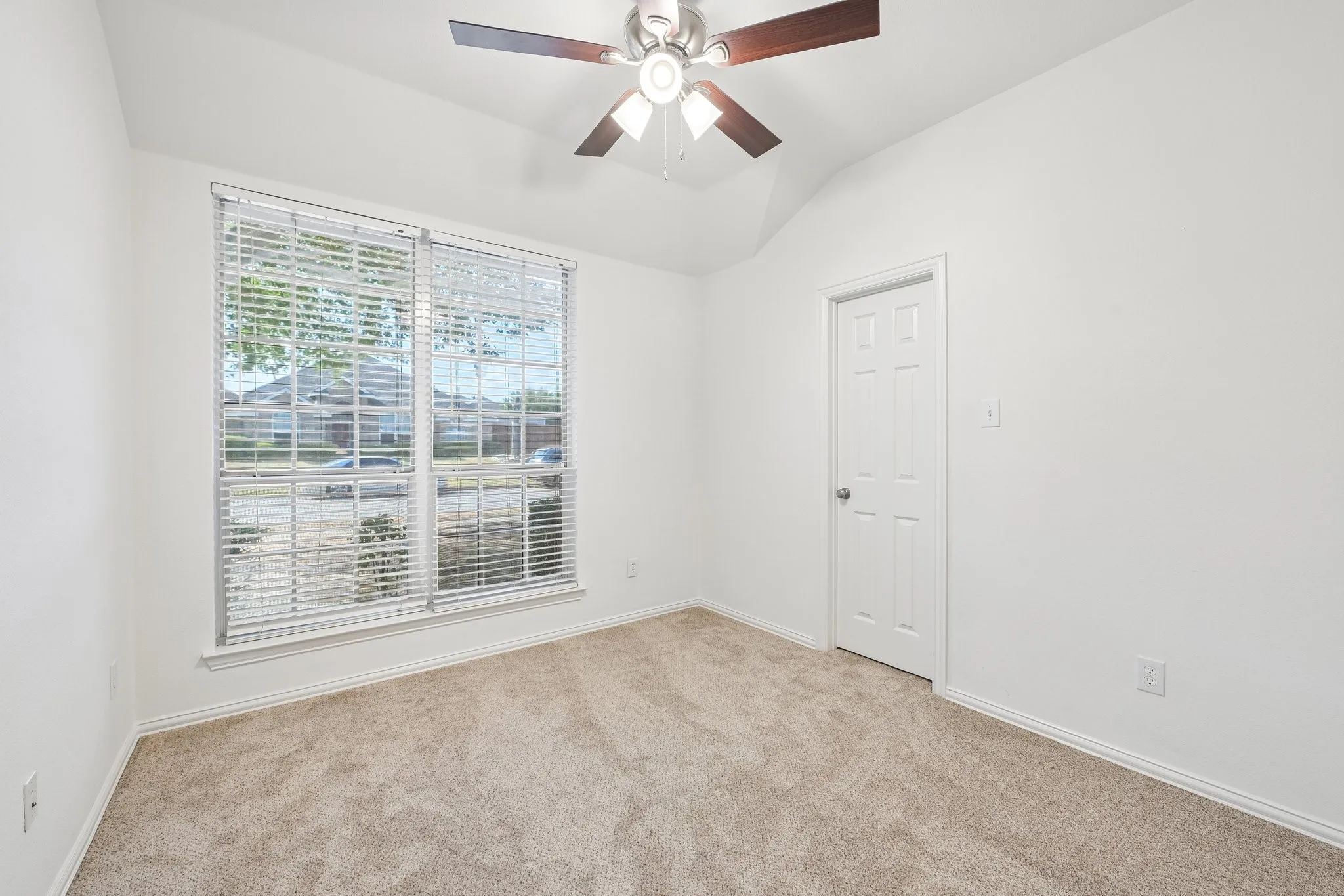 Single Family Residence For Sale in Dallas County , 1532 Holveck Drive, Cedar Hill, Texas 75104, 4 Bedroom, 2 Bathroom, 2 Garage spaces, 2,296 Sqft, built in 2002, mls#21389889, Real Estate Agent in Cedar Hill, Homes For Sale in Dallas county, Homes For Sale in Cedar Hill, Realtor in Cedar Hill Texas, Real Estate Brokerage Independent Realty Texas, Luminita Cordes Realtor