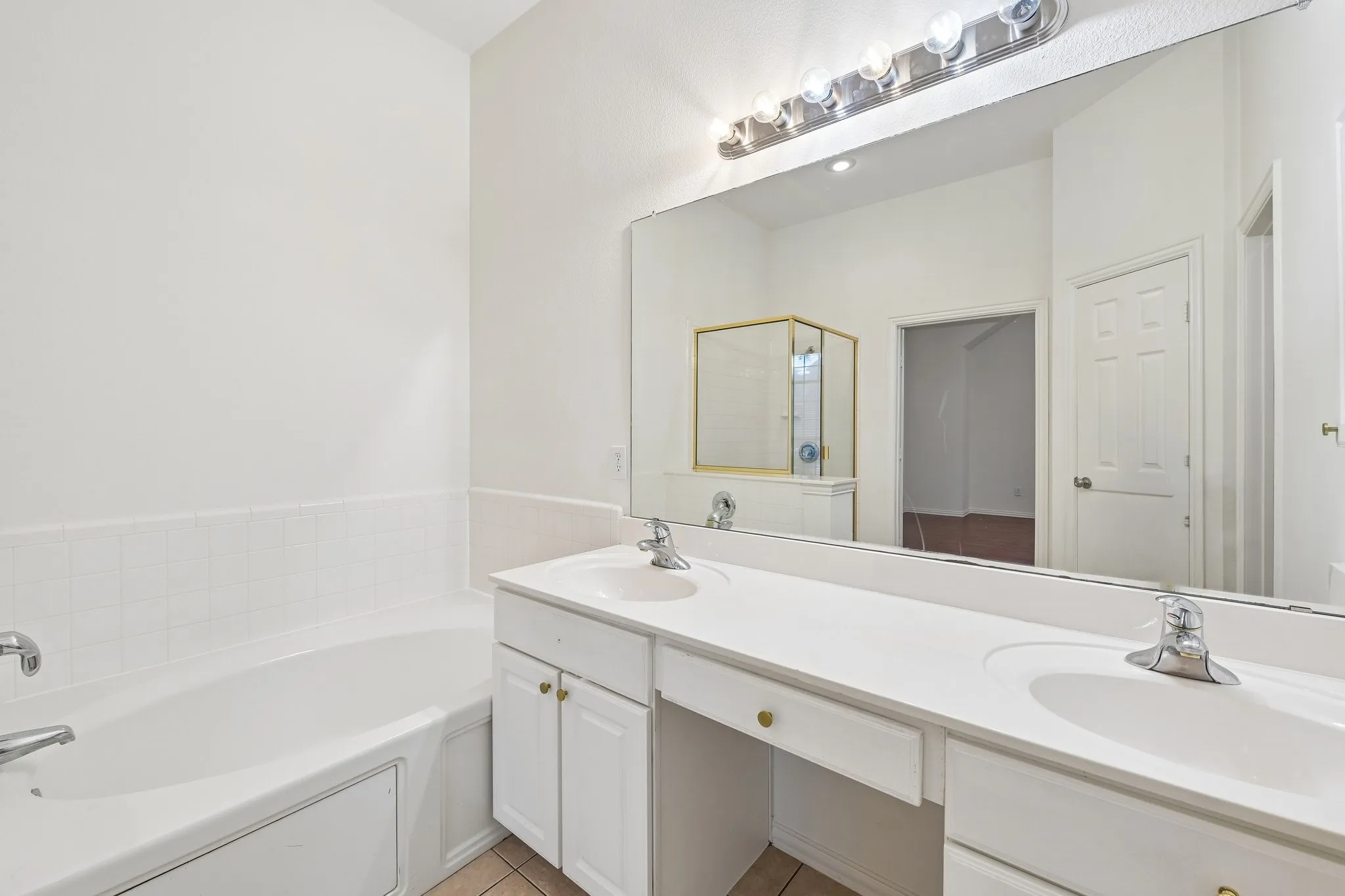 Single Family Residence For Sale in Dallas County , 1532 Holveck Drive, Cedar Hill, Texas 75104, 4 Bedroom, 2 Bathroom, 2 Garage spaces, 2,296 Sqft, built in 2002, mls#21389889, Real Estate Agent in Cedar Hill, Homes For Sale in Dallas county, Homes For Sale in Cedar Hill, Realtor in Cedar Hill Texas, Real Estate Brokerage Independent Realty Texas, Luminita Cordes Realtor
