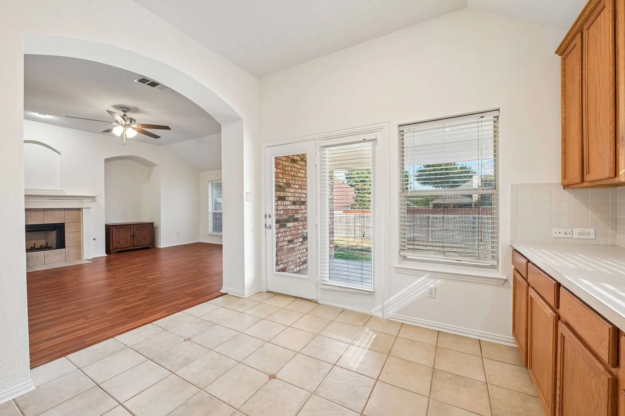 Single Family Residence For Sale in Dallas County , 1532 Holveck Drive, Cedar Hill, Texas 75104, 4 Bedroom, 2 Bathroom, 2 Garage spaces, 2,296 Sqft, built in 2002, mls#21389889, Real Estate Agent in Cedar Hill, Homes For Sale in Dallas county, Homes For Sale in Cedar Hill, Realtor in Cedar Hill Texas, Real Estate Brokerage Independent Realty Texas, Luminita Cordes Realtor