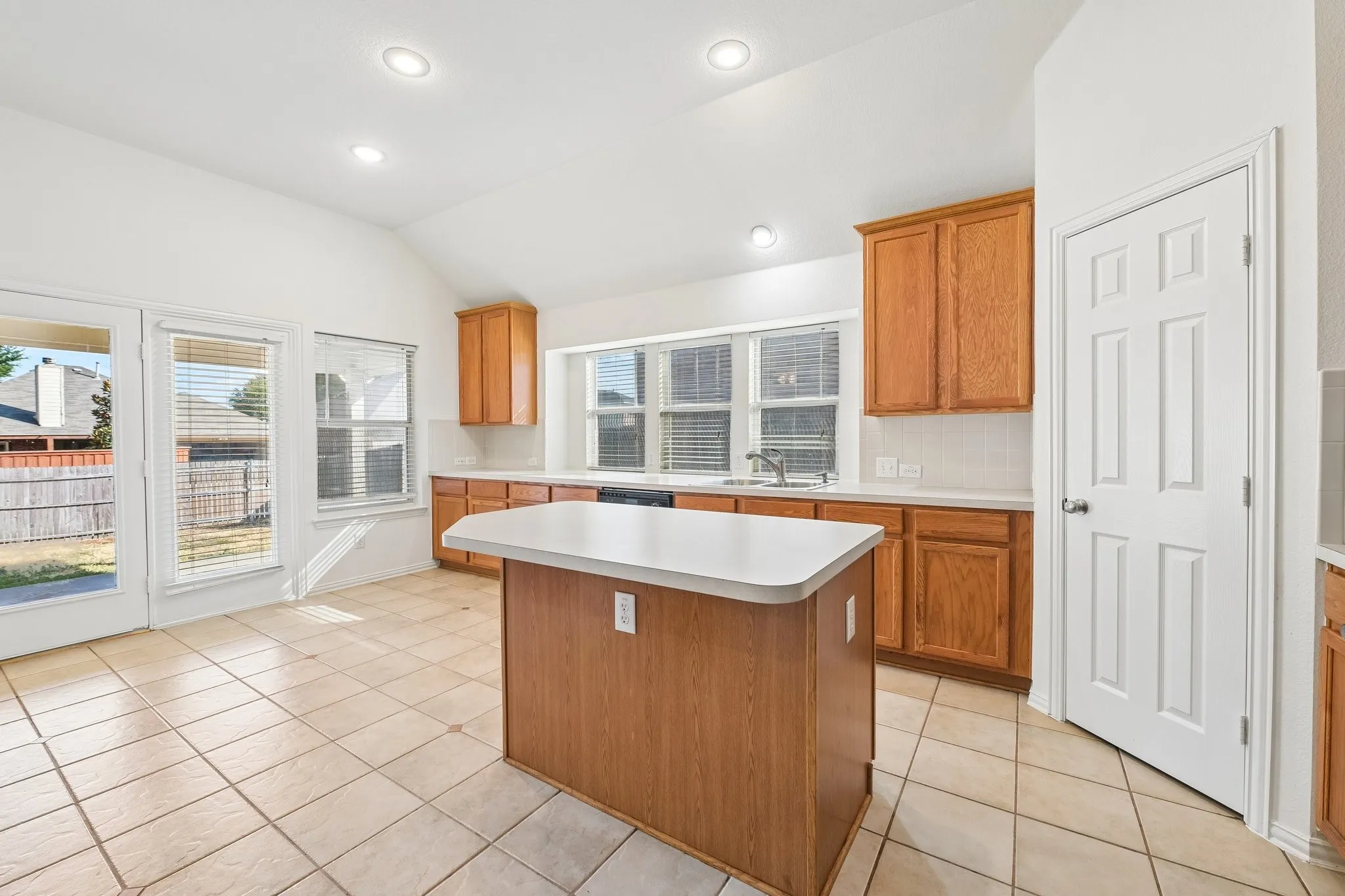 Single Family Residence For Sale in Dallas County , 1532 Holveck Drive, Cedar Hill, Texas 75104, 4 Bedroom, 2 Bathroom, 2 Garage spaces, 2,296 Sqft, built in 2002, mls#21389889, Real Estate Agent in Cedar Hill, Homes For Sale in Dallas county, Homes For Sale in Cedar Hill, Realtor in Cedar Hill Texas, Real Estate Brokerage Independent Realty Texas, Luminita Cordes Realtor