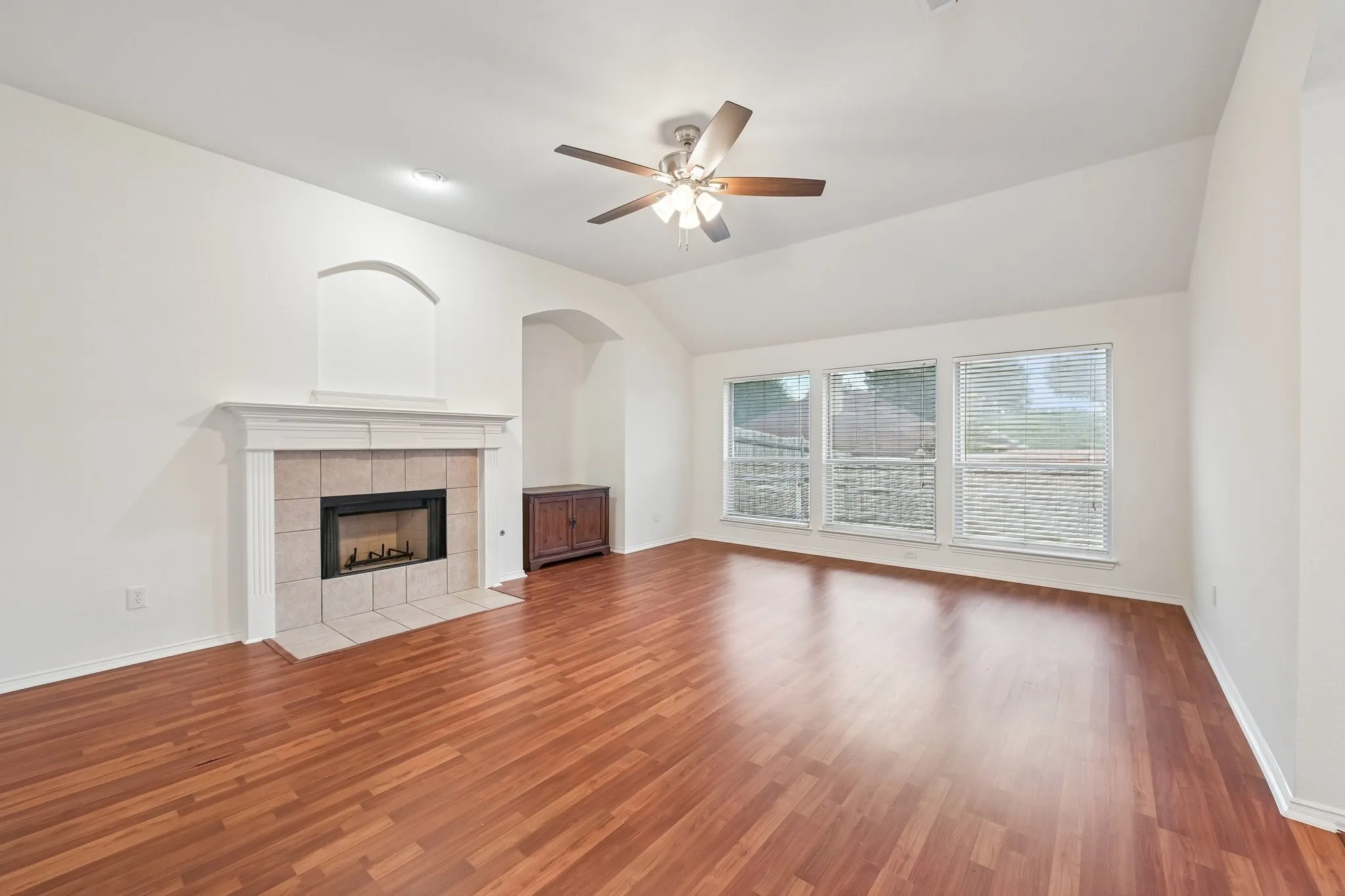 Single Family Residence For Sale in Dallas County , 1532 Holveck Drive, Cedar Hill, Texas 75104, 4 Bedroom, 2 Bathroom, 2 Garage spaces, 2,296 Sqft, built in 2002, mls#21389889, Real Estate Agent in Cedar Hill, Homes For Sale in Dallas county, Homes For Sale in Cedar Hill, Realtor in Cedar Hill Texas, Real Estate Brokerage Independent Realty Texas, Luminita Cordes Realtor