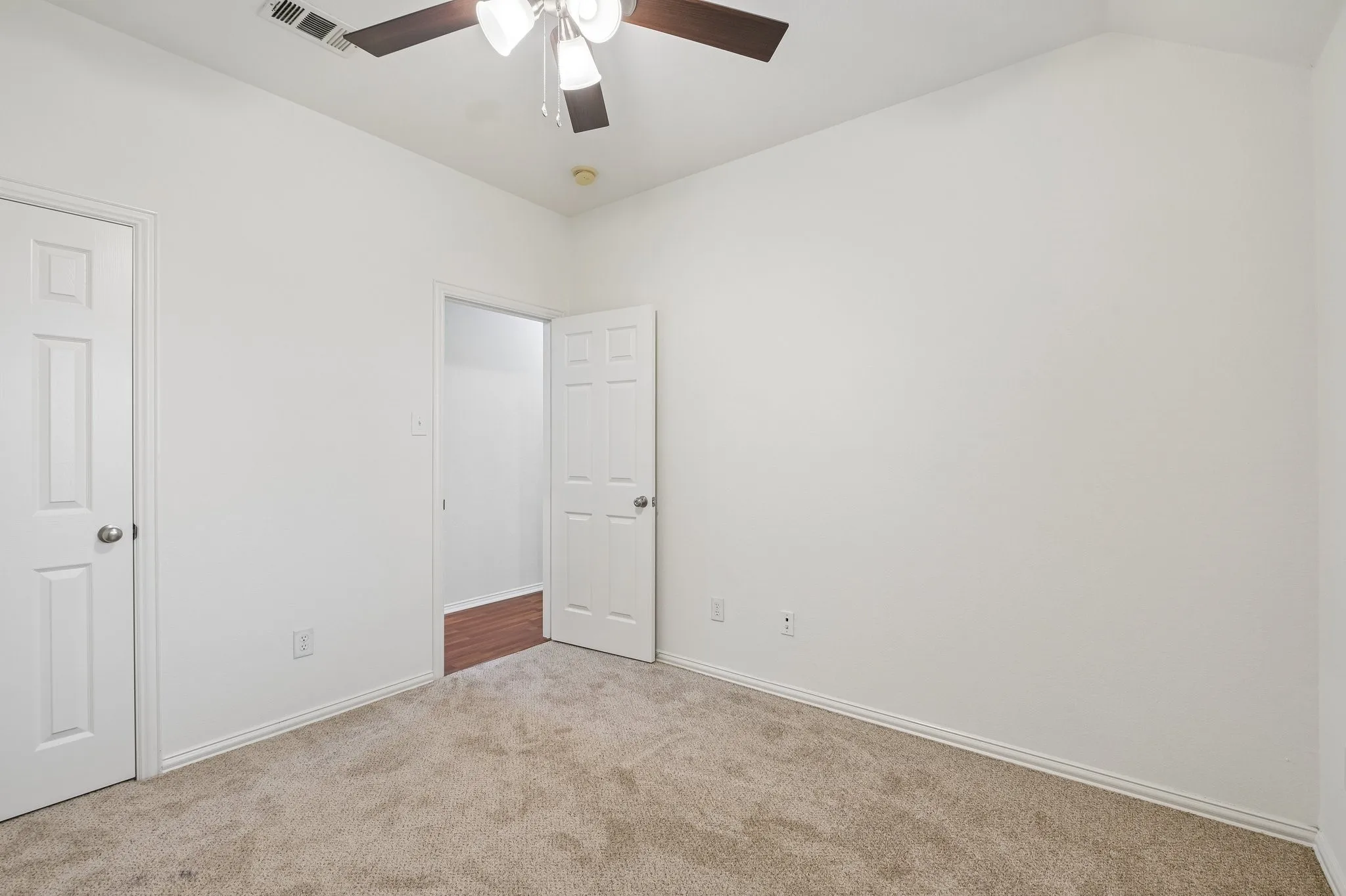 Single Family Residence For Sale in Dallas County , 1532 Holveck Drive, Cedar Hill, Texas 75104, 4 Bedroom, 2 Bathroom, 2 Garage spaces, 2,296 Sqft, built in 2002, mls#21389889, Real Estate Agent in Cedar Hill, Homes For Sale in Dallas county, Homes For Sale in Cedar Hill, Realtor in Cedar Hill Texas, Real Estate Brokerage Independent Realty Texas, Luminita Cordes Realtor