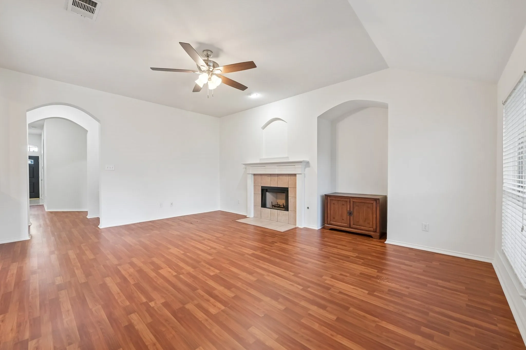 Single Family Residence For Sale in Dallas County , 1532 Holveck Drive, Cedar Hill, Texas 75104, 4 Bedroom, 2 Bathroom, 2 Garage spaces, 2,296 Sqft, built in 2002, mls#21389889, Real Estate Agent in Cedar Hill, Homes For Sale in Dallas county, Homes For Sale in Cedar Hill, Realtor in Cedar Hill Texas, Real Estate Brokerage Independent Realty Texas, Luminita Cordes Realtor