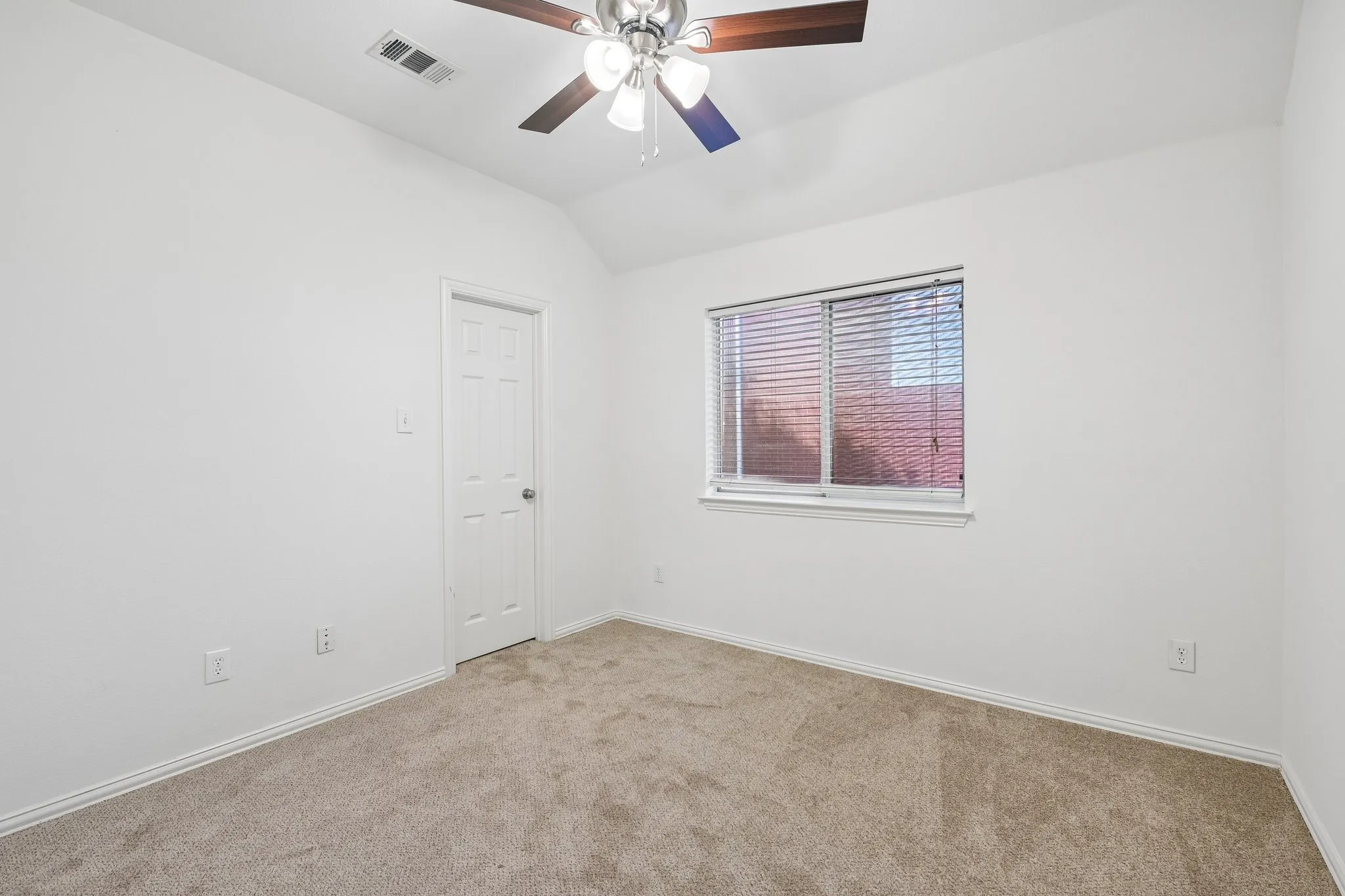 Single Family Residence For Sale in Dallas County , 1532 Holveck Drive, Cedar Hill, Texas 75104, 4 Bedroom, 2 Bathroom, 2 Garage spaces, 2,296 Sqft, built in 2002, mls#21389889, Real Estate Agent in Cedar Hill, Homes For Sale in Dallas county, Homes For Sale in Cedar Hill, Realtor in Cedar Hill Texas, Real Estate Brokerage Independent Realty Texas, Luminita Cordes Realtor