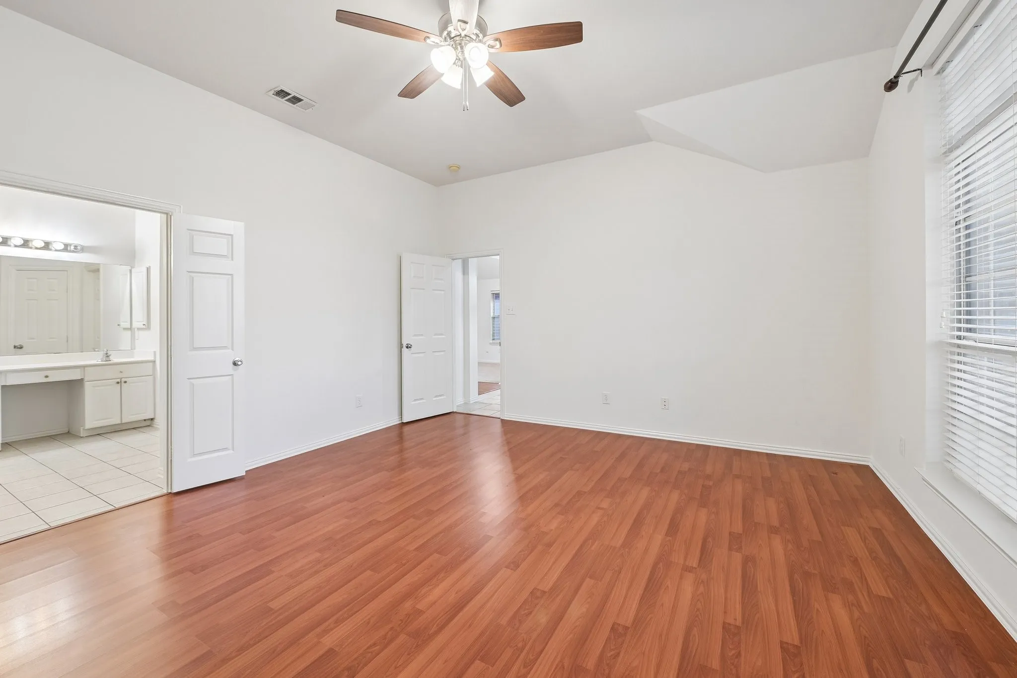 Single Family Residence For Sale in Dallas County , 1532 Holveck Drive, Cedar Hill, Texas 75104, 4 Bedroom, 2 Bathroom, 2 Garage spaces, 2,296 Sqft, built in 2002, mls#21389889, Real Estate Agent in Cedar Hill, Homes For Sale in Dallas county, Homes For Sale in Cedar Hill, Realtor in Cedar Hill Texas, Real Estate Brokerage Independent Realty Texas, Luminita Cordes Realtor