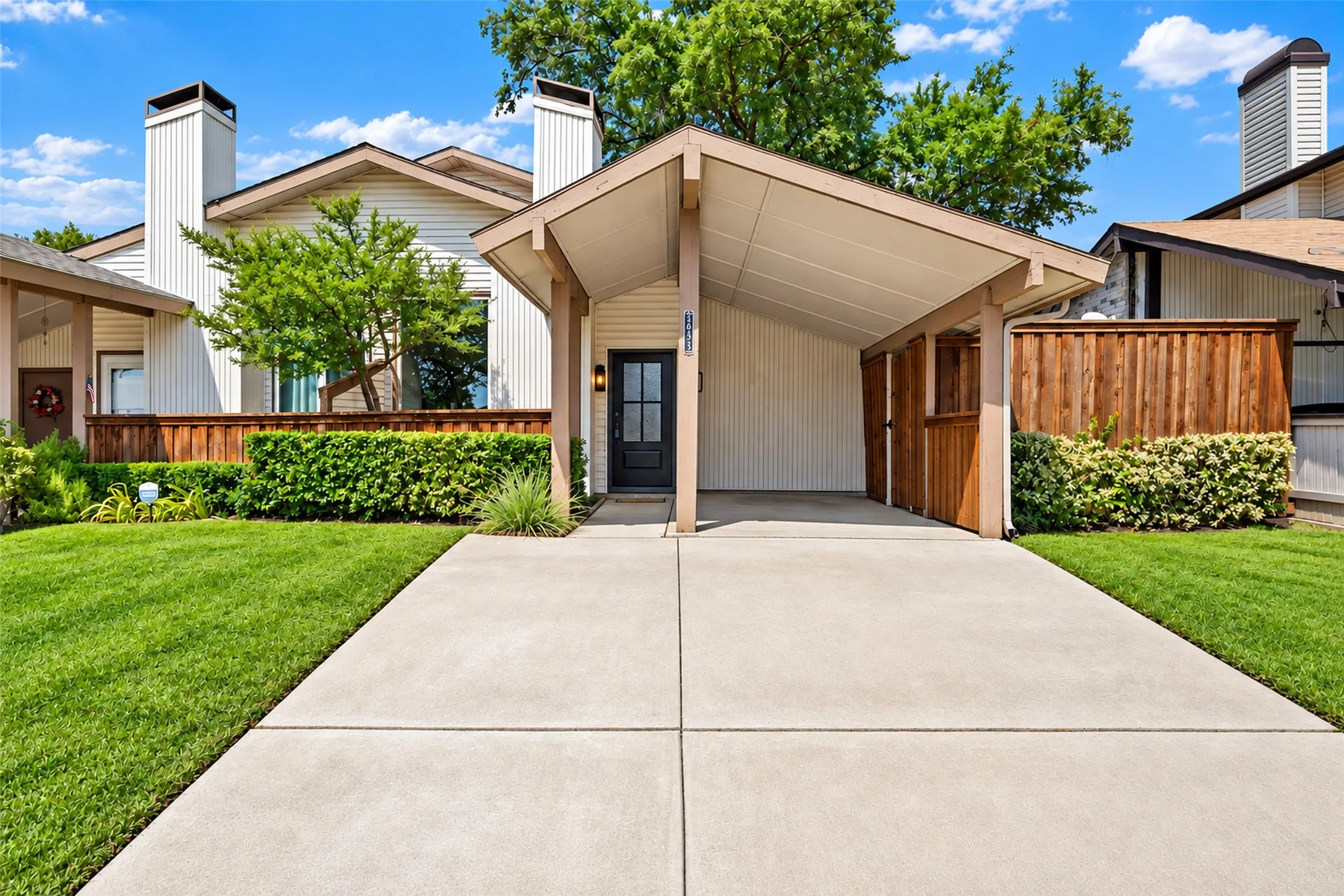 Townhouse For Sale in Dallas County , 2653 Via Catalina, Carrollton, Texas 75006, 2 Bedroom, 2 Bathroom, Garage spaces, 1,120 Sqft, built in 1973, mls#21390707, Real Estate Agent in Carrollton, Homes For Sale in Dallas county, Homes For Sale in Carrollton, Realtor in Carrollton Texas, Real Estate Brokerage Independent Realty Texas, Luminita Cordes Realtor