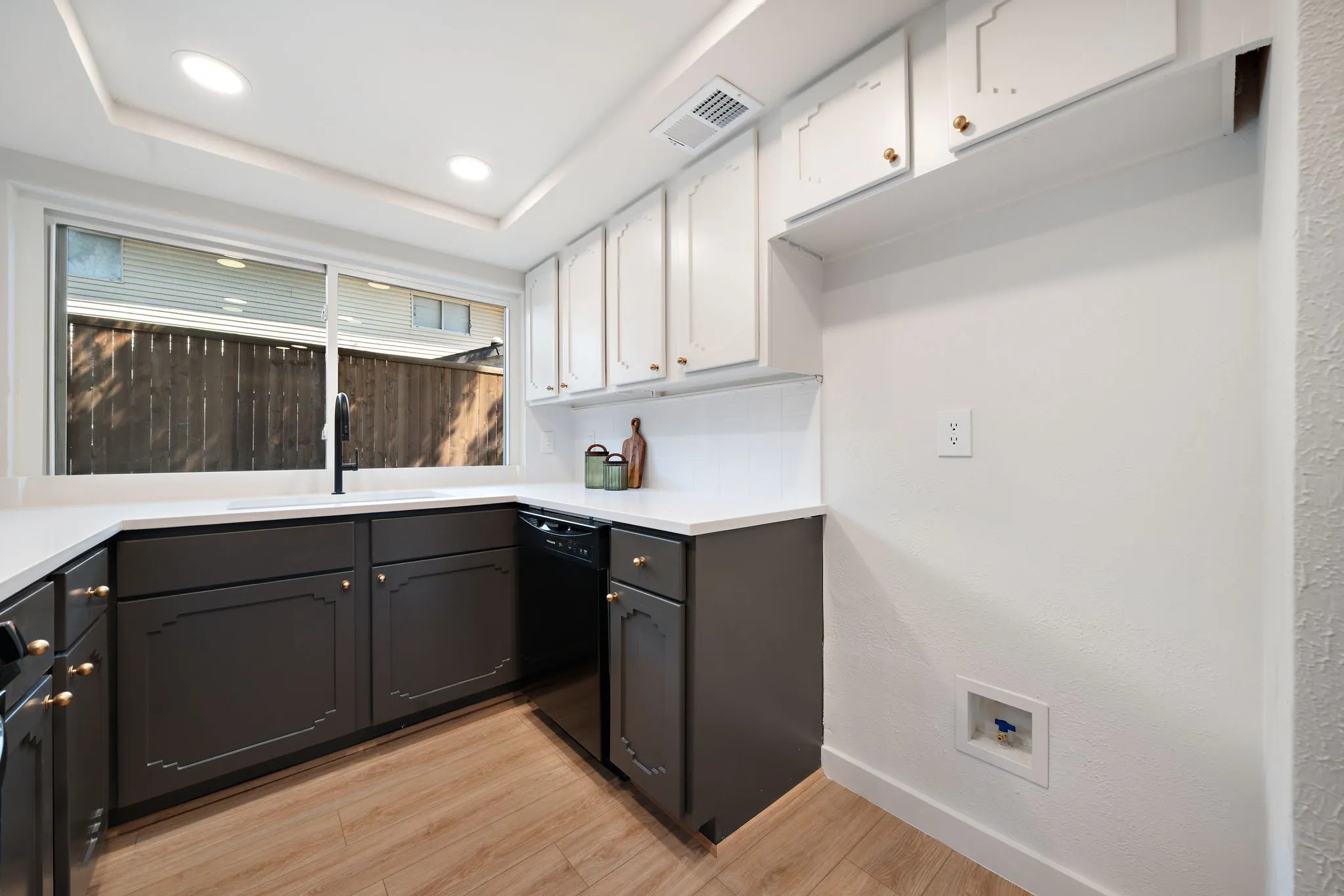 Townhouse For Sale in Dallas County , 2653 Via Catalina, Carrollton, Texas 75006, 2 Bedroom, 2 Bathroom, Garage spaces, 1,120 Sqft, built in 1973, mls#21390707, Real Estate Agent in Carrollton, Homes For Sale in Dallas county, Homes For Sale in Carrollton, Realtor in Carrollton Texas, Real Estate Brokerage Independent Realty Texas, Luminita Cordes Realtor