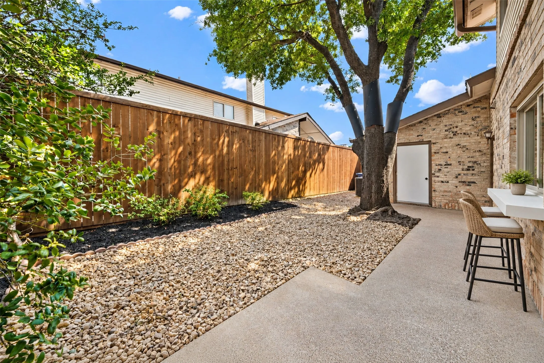 Townhouse For Sale in Dallas County , 2653 Via Catalina, Carrollton, Texas 75006, 2 Bedroom, 2 Bathroom, Garage spaces, 1,120 Sqft, built in 1973, mls#21390707, Real Estate Agent in Carrollton, Homes For Sale in Dallas county, Homes For Sale in Carrollton, Realtor in Carrollton Texas, Real Estate Brokerage Independent Realty Texas, Luminita Cordes Realtor