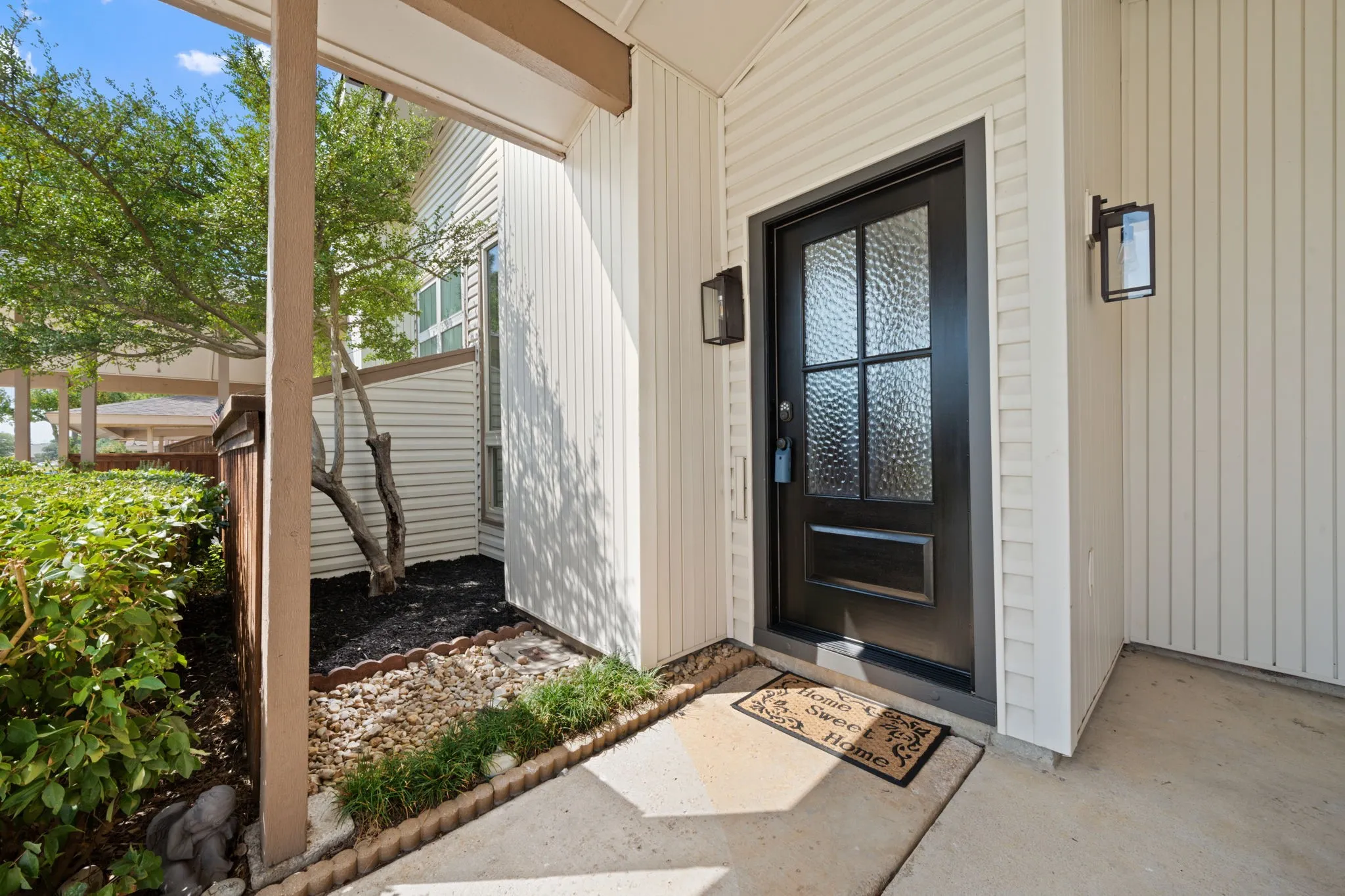 Townhouse For Sale in Dallas County , 2653 Via Catalina, Carrollton, Texas 75006, 2 Bedroom, 2 Bathroom, Garage spaces, 1,120 Sqft, built in 1973, mls#21390707, Real Estate Agent in Carrollton, Homes For Sale in Dallas county, Homes For Sale in Carrollton, Realtor in Carrollton Texas, Real Estate Brokerage Independent Realty Texas, Luminita Cordes Realtor