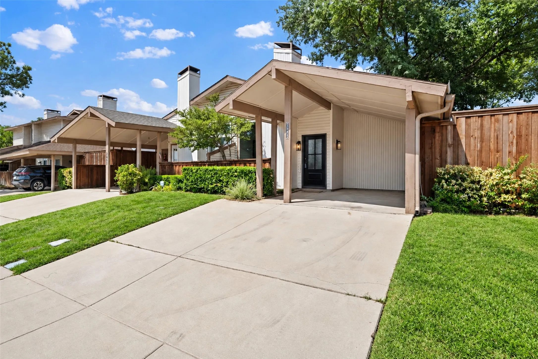 Townhouse For Sale in Dallas County , 2653 Via Catalina, Carrollton, Texas 75006, 2 Bedroom, 2 Bathroom, Garage spaces, 1,120 Sqft, built in 1973, mls#21390707, Real Estate Agent in Carrollton, Homes For Sale in Dallas county, Homes For Sale in Carrollton, Realtor in Carrollton Texas, Real Estate Brokerage Independent Realty Texas, Luminita Cordes Realtor