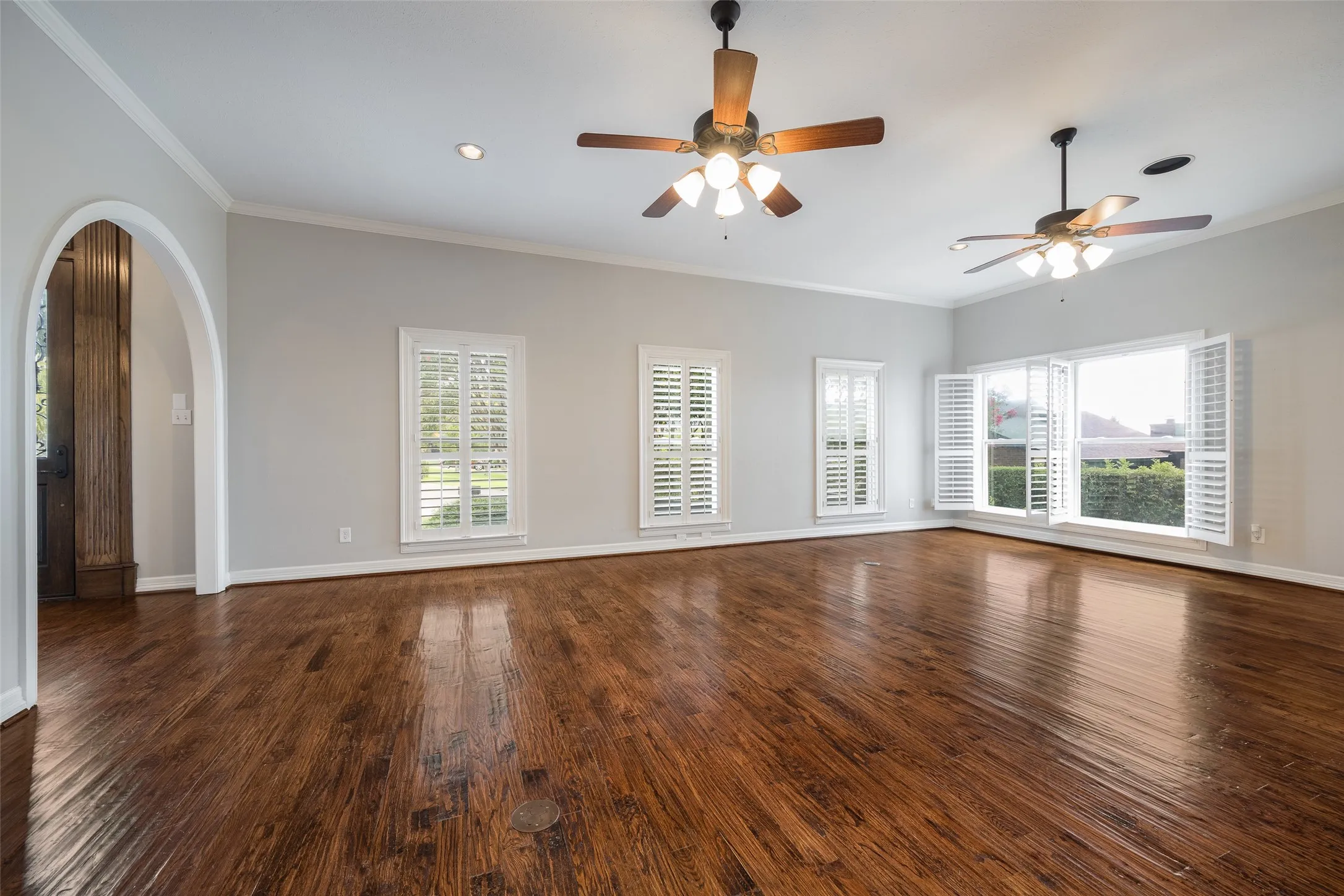 Single Family Residence For Sale in Rockwall County , 6 Stillwaters Drive, Heath, Texas 75032, 4 Bedroom, 5 Bathroom, 3 Garage spaces, 3,581 Sqft, built in 1984, mls#21306749, Real Estate Agent in Heath, Homes For Sale in Rockwall county, Homes For Sale in Heath, Realtor in Heath Texas, Real Estate Brokerage Independent Realty Texas, Luminita Cordes Realtor
