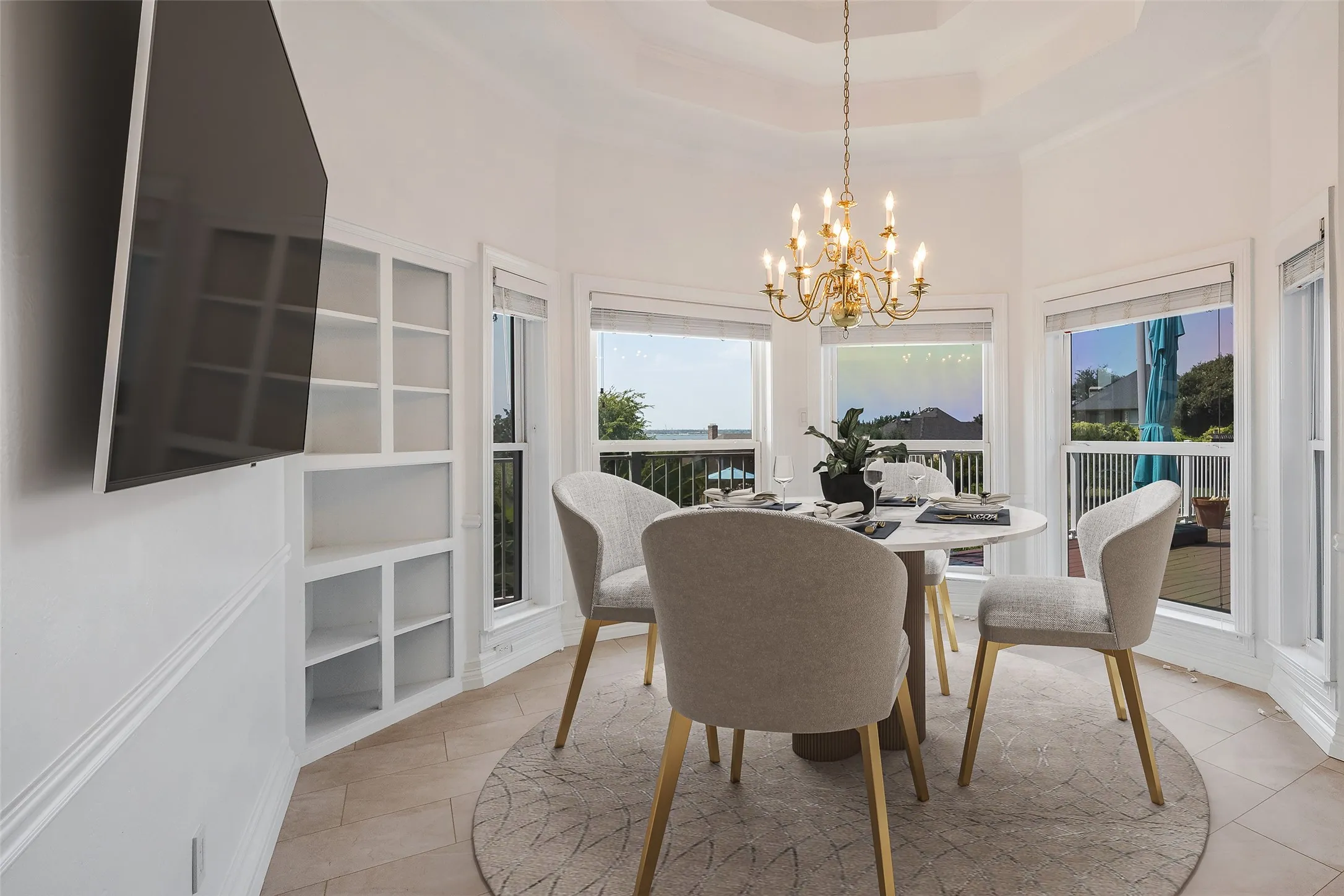 Virtually Staged.
Sunny breakfast room with lake views!