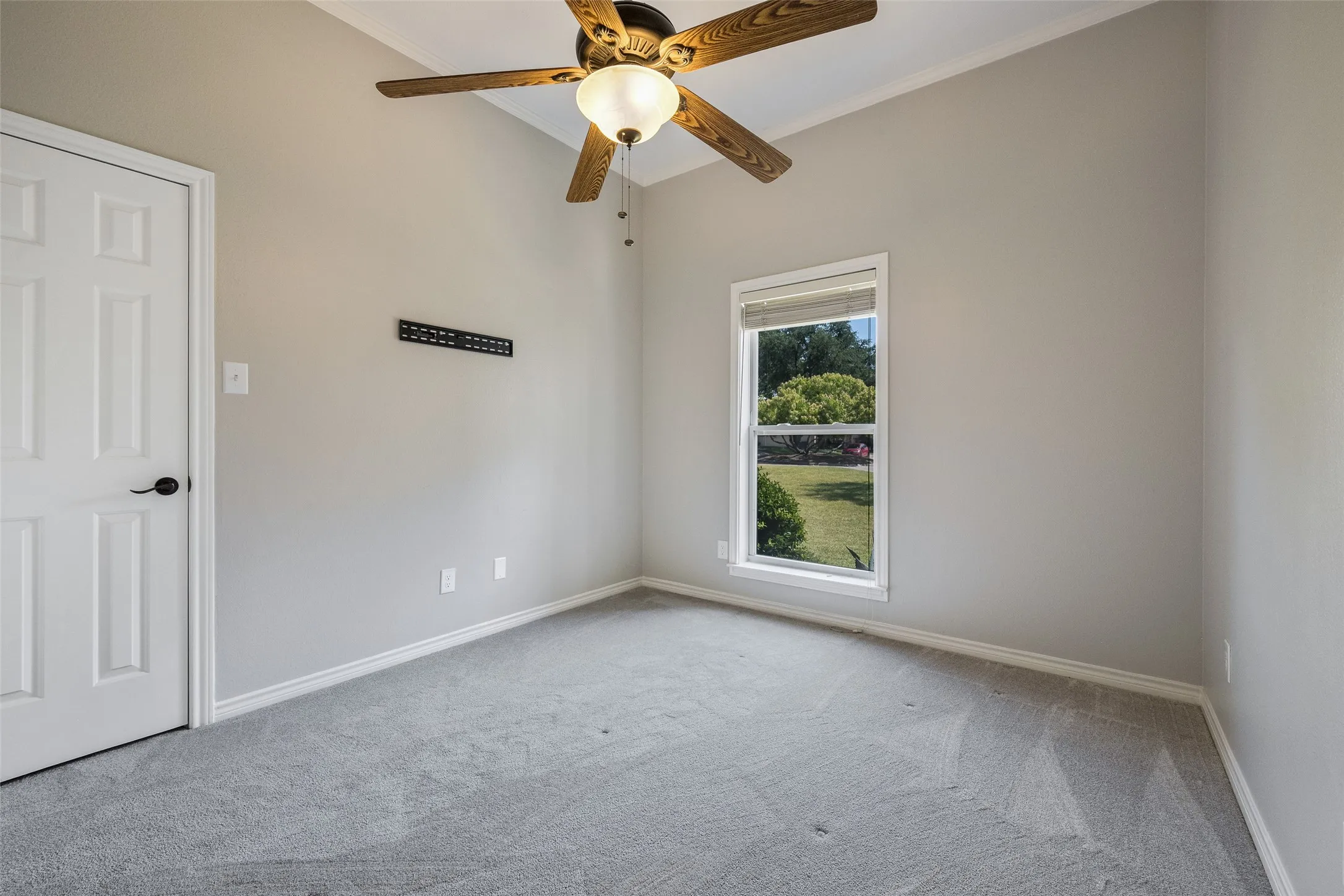 Large hall bedroom with walk-in closet