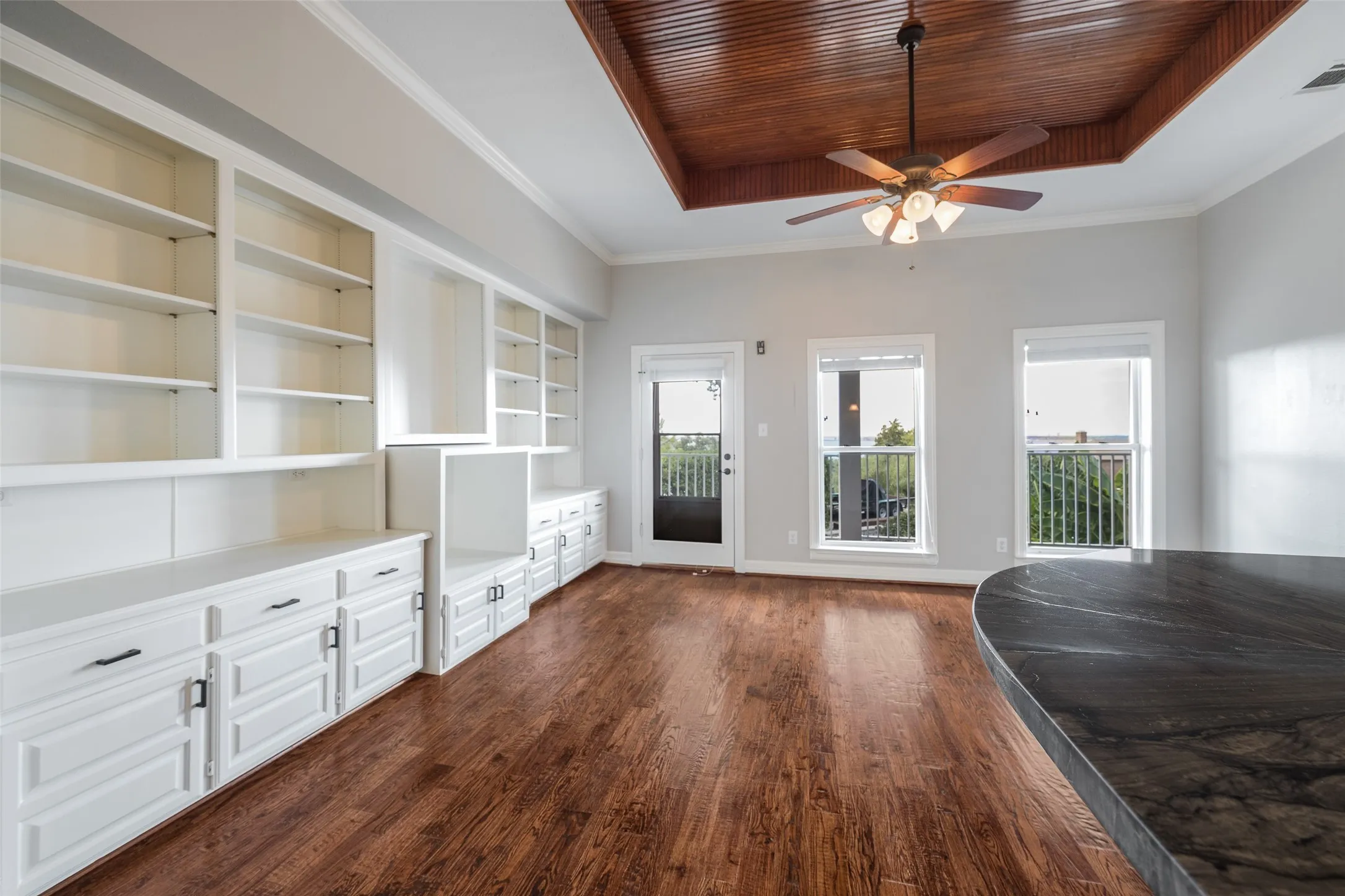 Family or game room, great place to put a pool table. Views of the lake!