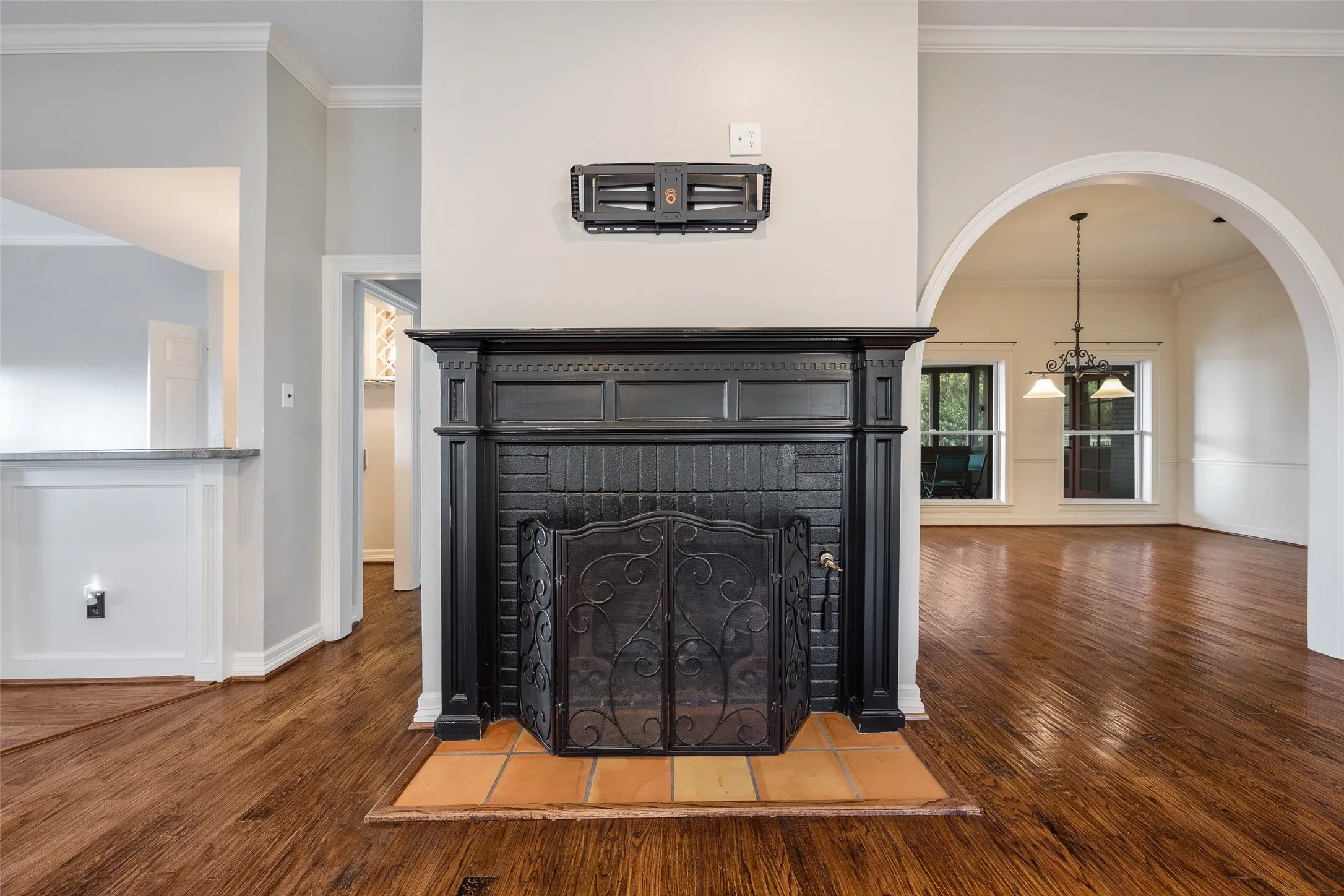 Gas log fireplace
