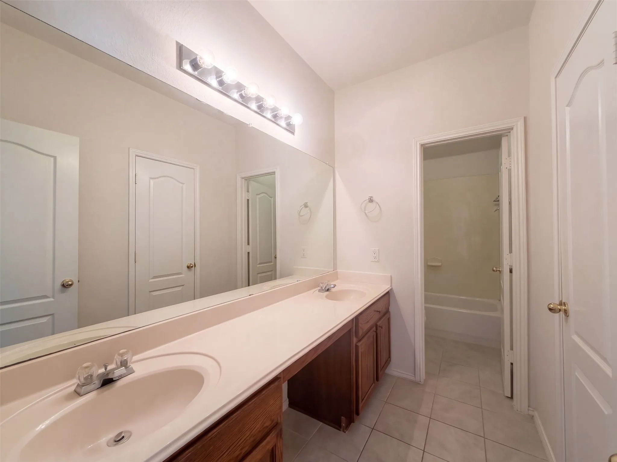 Single Family Residence For Sale in Collin County , 1304 Grapevine Drive, Allen, Texas 75002, 4 Bedroom, 4 Bathroom, 2 Garage spaces, 3,297 Sqft, built in 2003, mls#21390136, Real Estate Agent in Allen, Homes For Sale in Collin county, Homes For Sale in Allen, Realtor in Allen Texas, Real Estate Brokerage Independent Realty Texas, Luminita Cordes Realtor