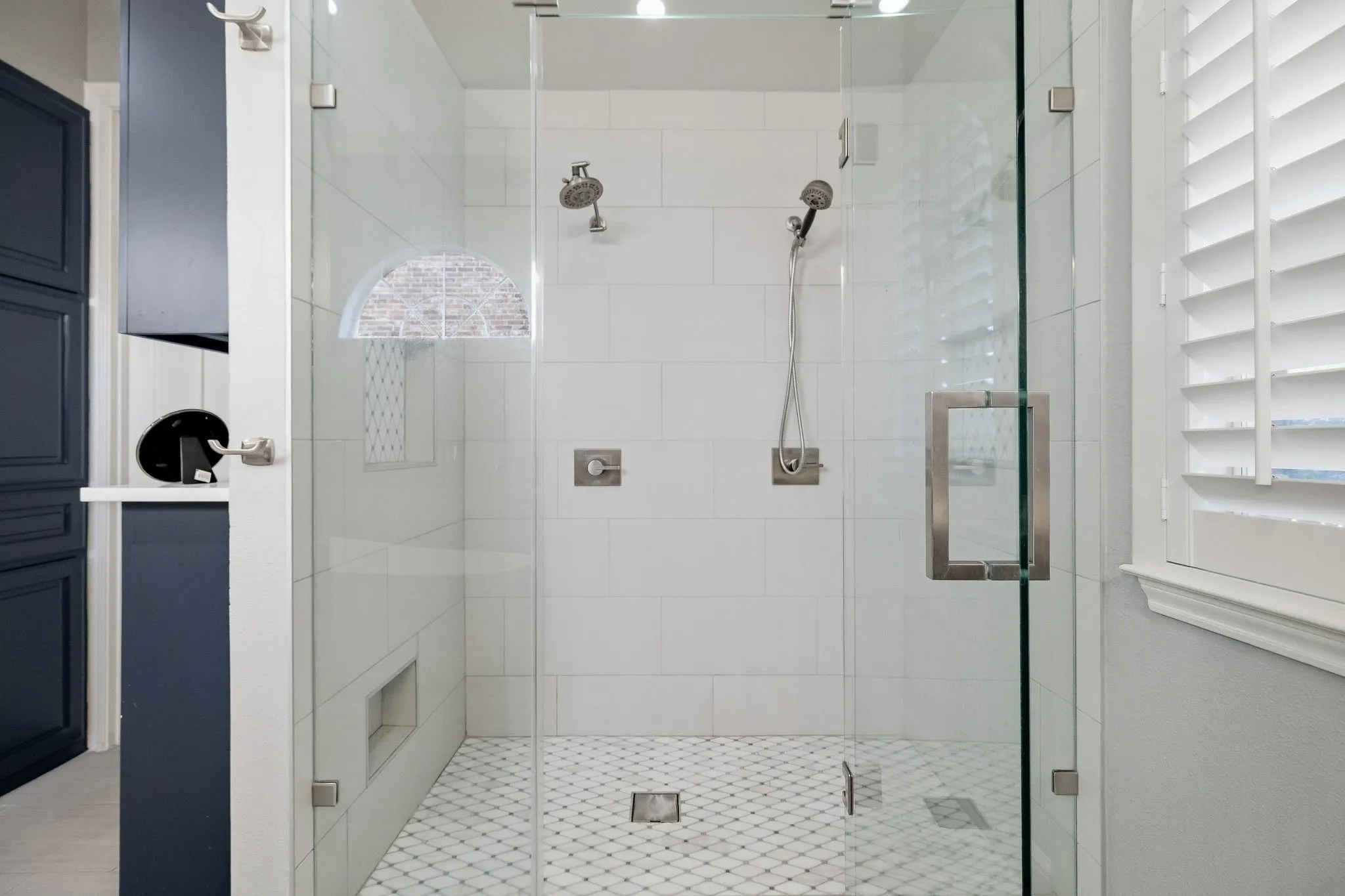 Oversized shower with dual shower heads & toiletries niches