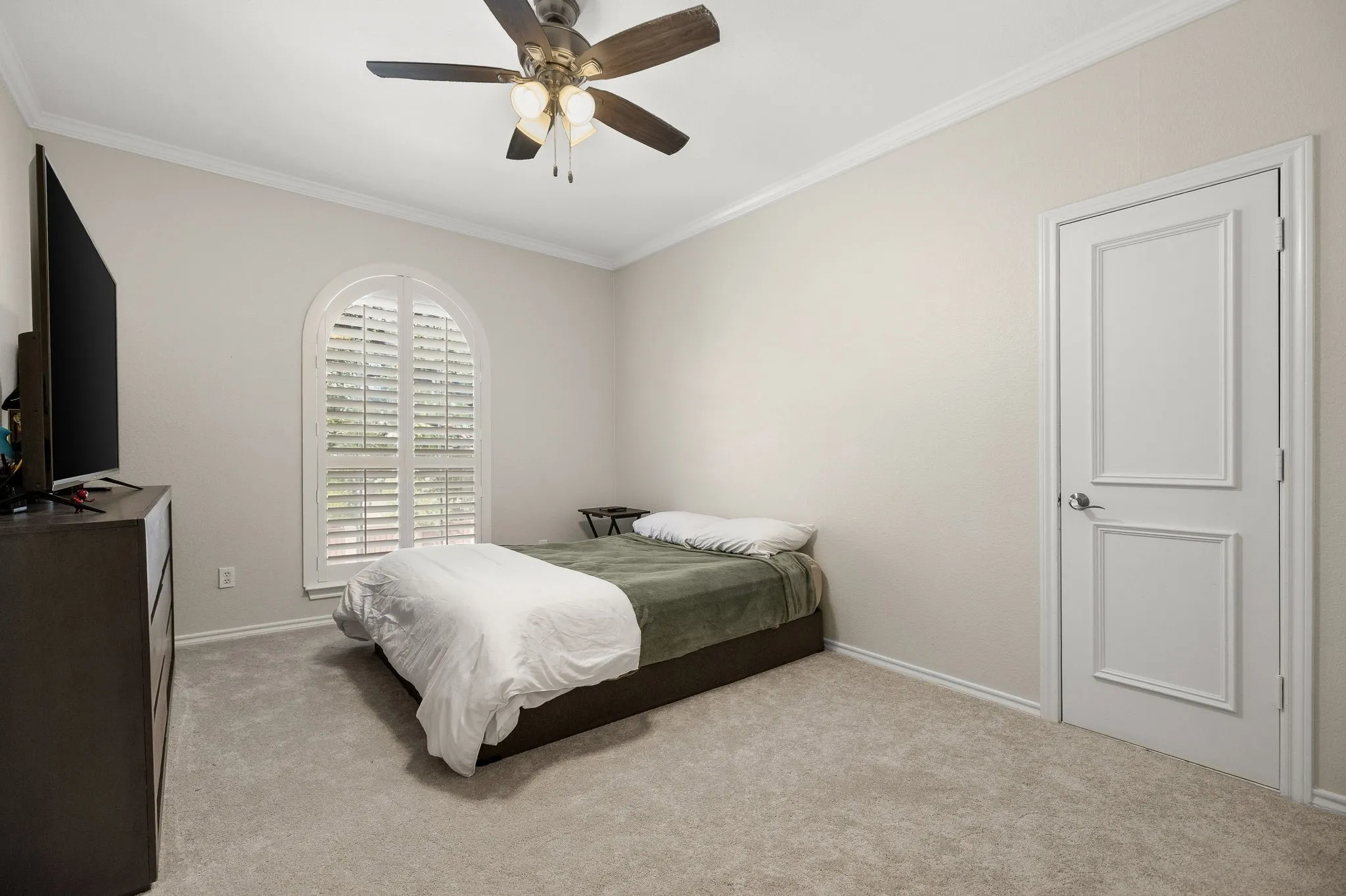 Secondary bedroom with walk-in closet & full bathroom.