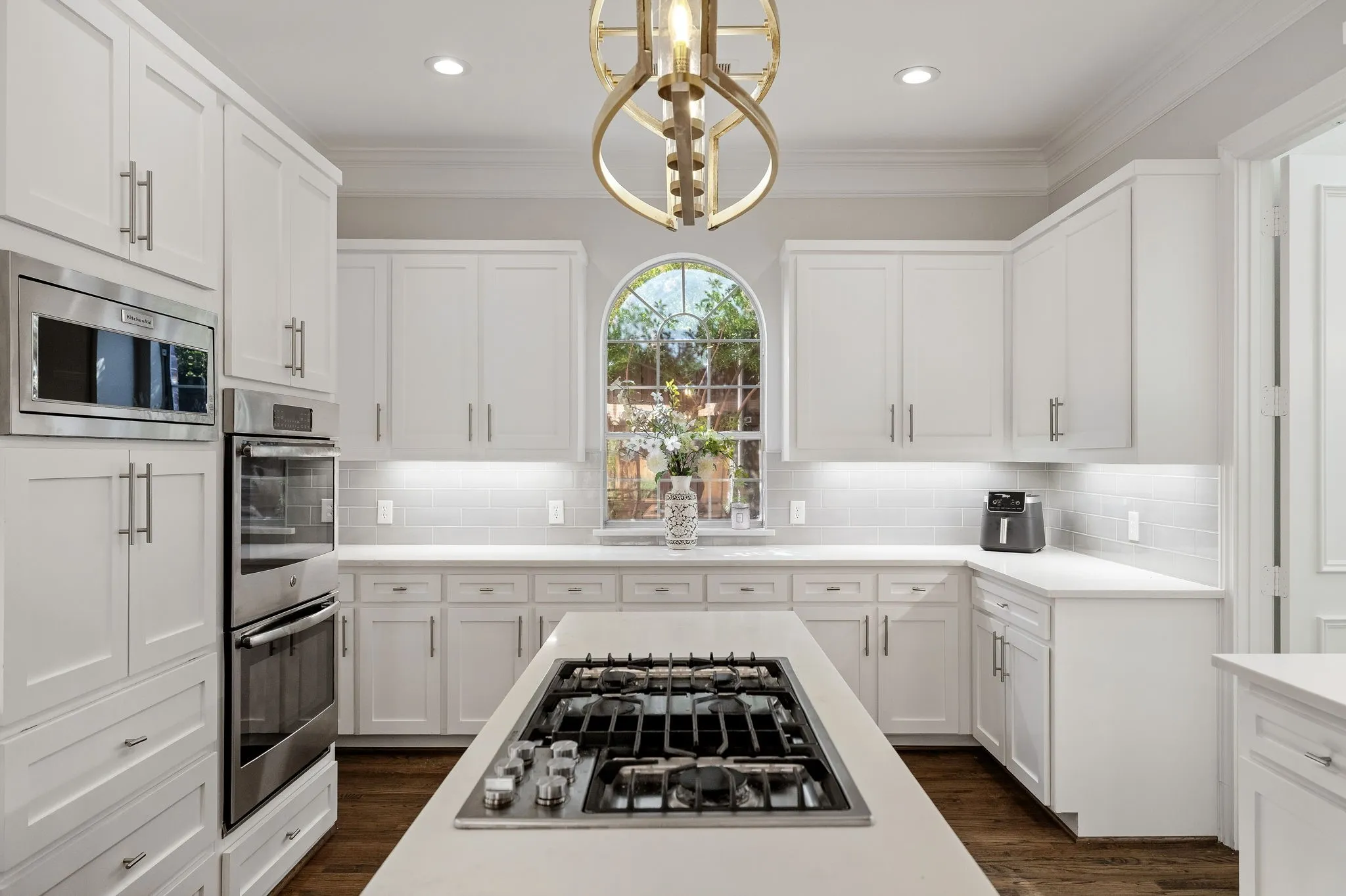 Spacious island with Jenn-Air gas cooktop.