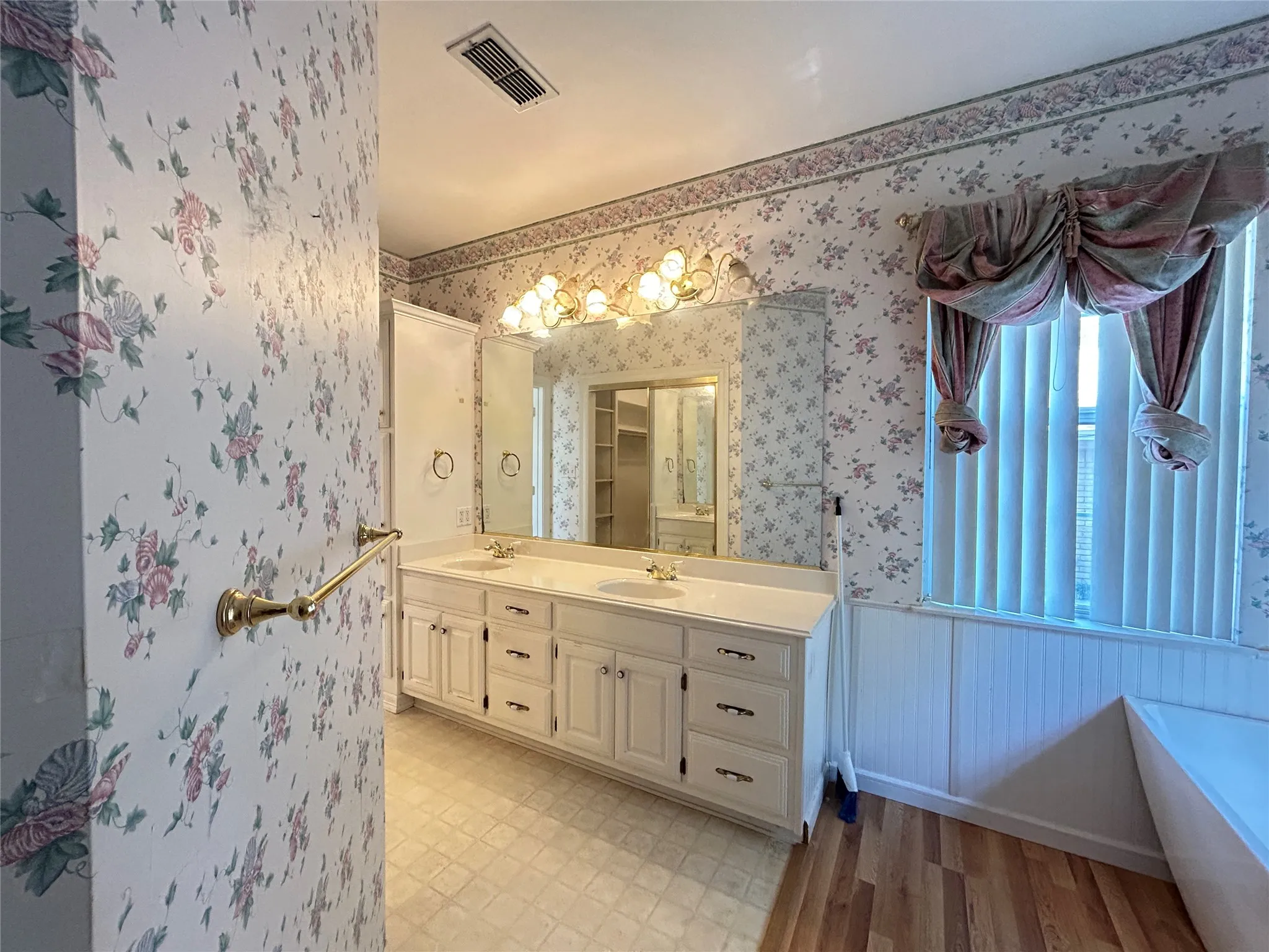 Single Family Residence For Sale in Hopkins County , 1328 Azalea Drive, Sulphur Springs, Texas 75482, 3 Bedroom, 3 Bathroom, 2 Garage spaces, 2,478 Sqft, built in 1995, mls#21390806, Real Estate Agent in Sulphur Springs, Homes For Sale in Hopkins county, Homes For Sale in Sulphur Springs, Realtor in Sulphur Springs Texas, Real Estate Brokerage Independent Realty Texas, Luminita Cordes Realtor