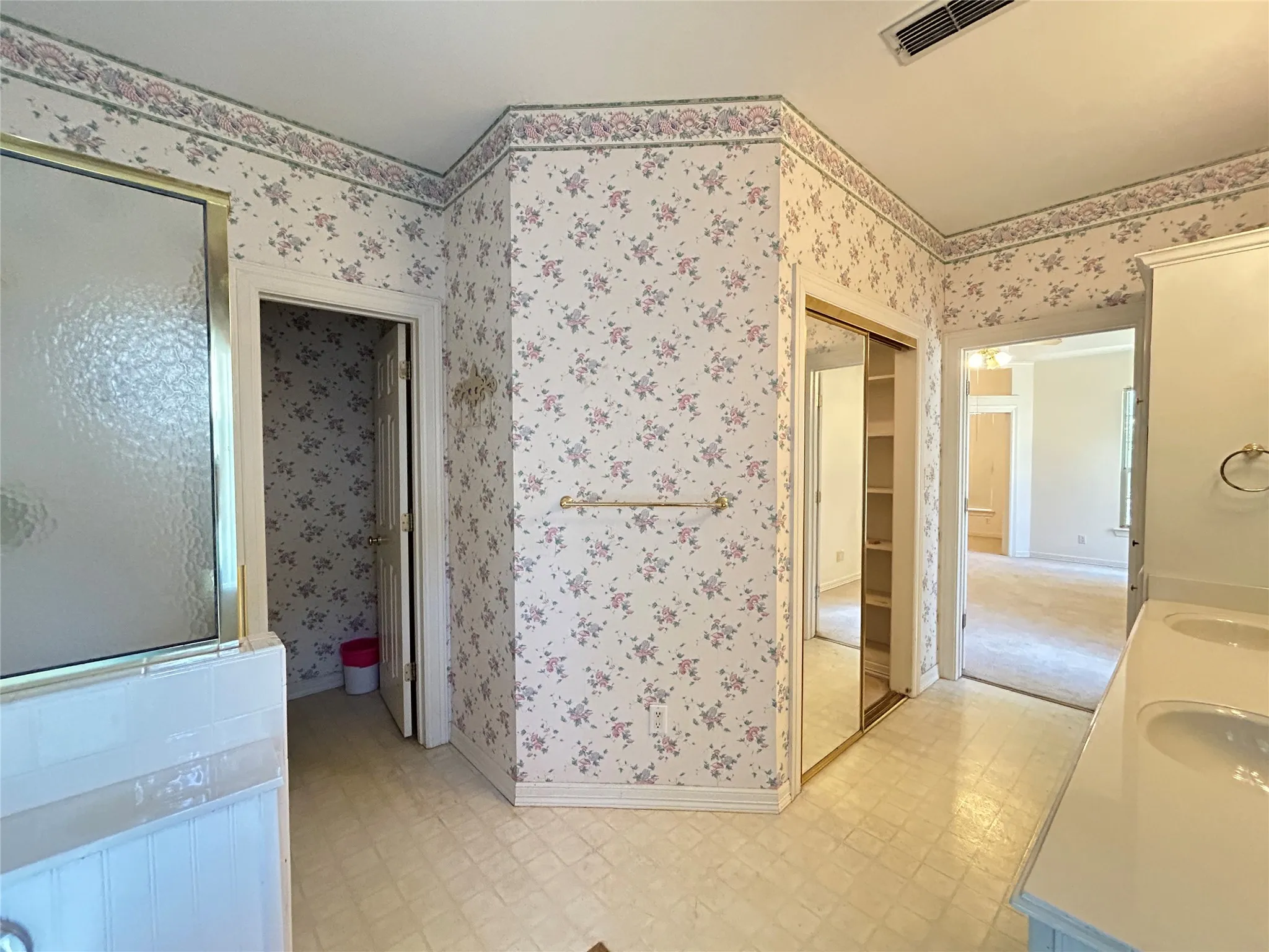 Single Family Residence For Sale in Hopkins County , 1328 Azalea Drive, Sulphur Springs, Texas 75482, 3 Bedroom, 3 Bathroom, 2 Garage spaces, 2,478 Sqft, built in 1995, mls#21390806, Real Estate Agent in Sulphur Springs, Homes For Sale in Hopkins county, Homes For Sale in Sulphur Springs, Realtor in Sulphur Springs Texas, Real Estate Brokerage Independent Realty Texas, Luminita Cordes Realtor