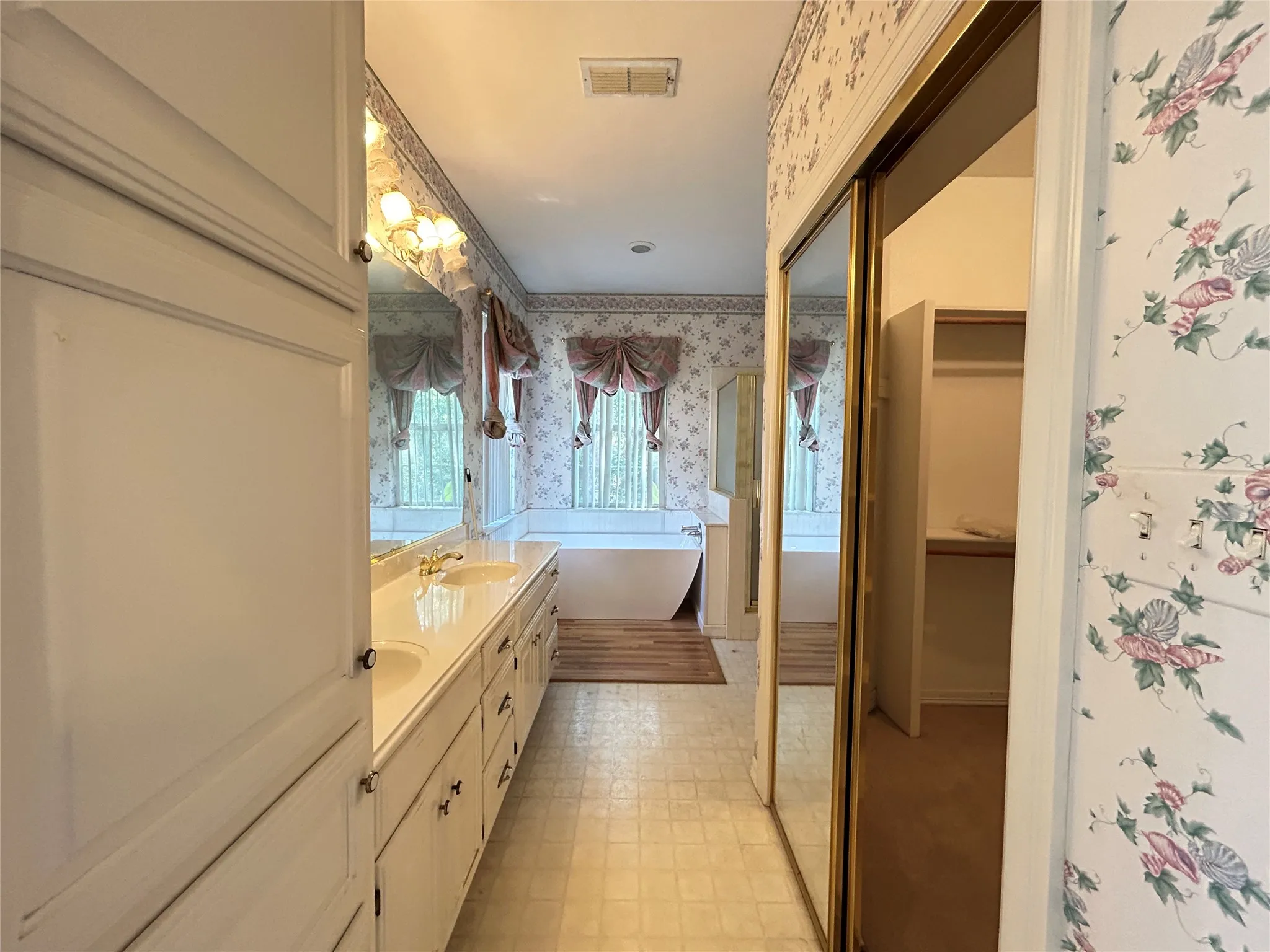 Single Family Residence For Sale in Hopkins County , 1328 Azalea Drive, Sulphur Springs, Texas 75482, 3 Bedroom, 3 Bathroom, 2 Garage spaces, 2,478 Sqft, built in 1995, mls#21390806, Real Estate Agent in Sulphur Springs, Homes For Sale in Hopkins county, Homes For Sale in Sulphur Springs, Realtor in Sulphur Springs Texas, Real Estate Brokerage Independent Realty Texas, Luminita Cordes Realtor