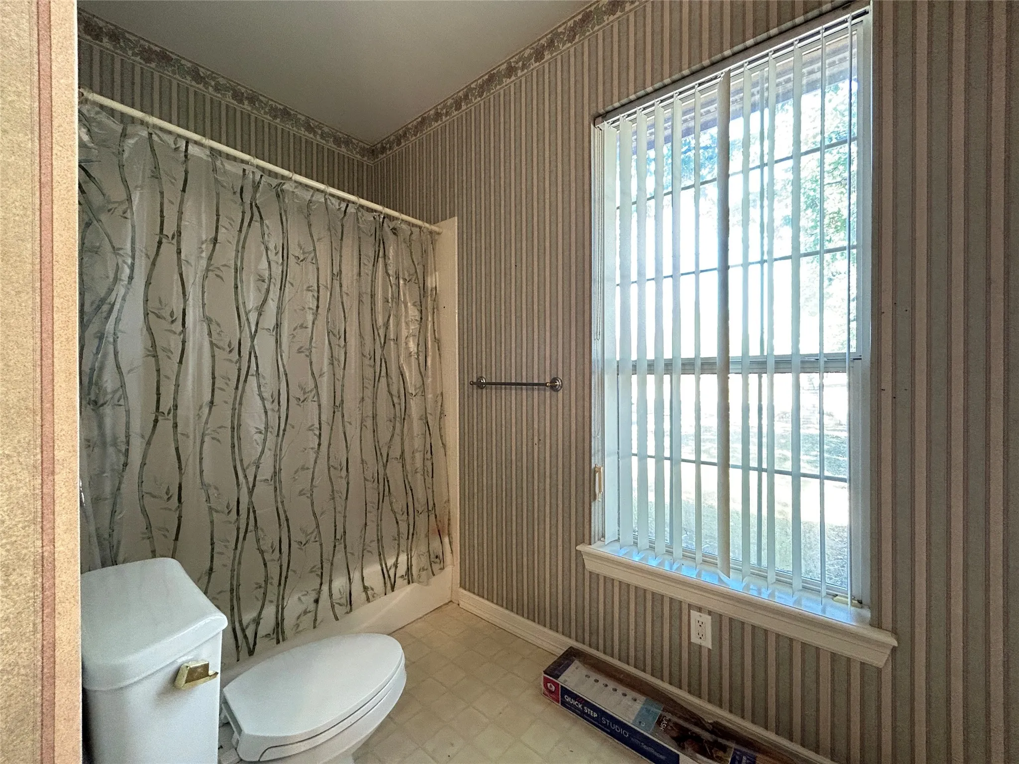 Single Family Residence For Sale in Hopkins County , 1328 Azalea Drive, Sulphur Springs, Texas 75482, 3 Bedroom, 3 Bathroom, 2 Garage spaces, 2,478 Sqft, built in 1995, mls#21390806, Real Estate Agent in Sulphur Springs, Homes For Sale in Hopkins county, Homes For Sale in Sulphur Springs, Realtor in Sulphur Springs Texas, Real Estate Brokerage Independent Realty Texas, Luminita Cordes Realtor